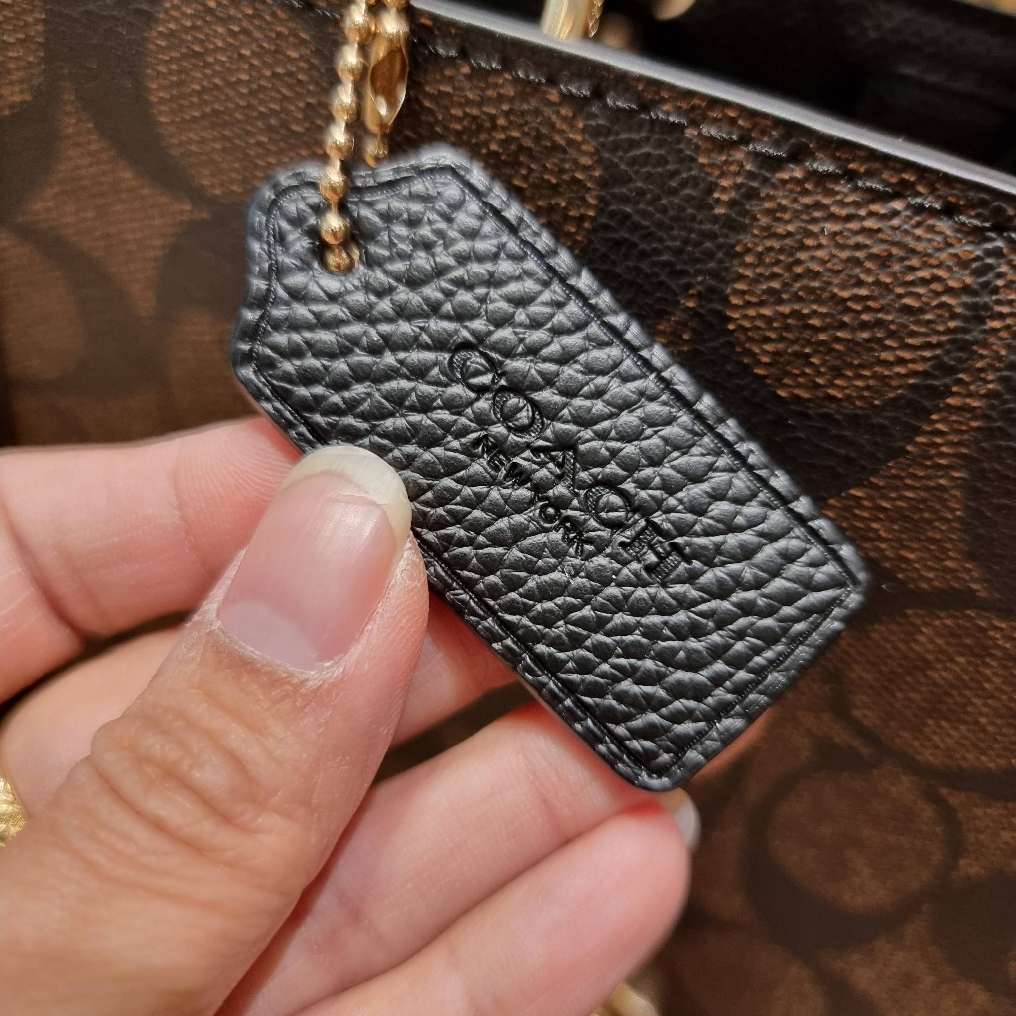 OUTLET 】COACH C5122 DEMPSEY TOTE 22 IN SIGNATURE CANVAS แรงดี กระหน่ำยอดสั่งซื้อมากจ้าแม่!! กระเป๋าทรงโท้ท 22 ที่ขนาดน่ารักน่าใช้มากๆ สาวๆถูกอกถูกใจกันนับไม่ถ้วน!! ฟังก์ชั่นการใช้งานสะดวกที่สุด มีทั้งสายคล้องในตัว และสายครอสบอดี้ ดีไซน์คลาสสิคเรียบหรู วัส