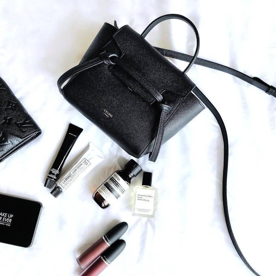 CELINE HANDLE AND CROSSBODY BAG VIP GIFT WITH PURCHASE (GWP) กระเป๋าถือและสะพายพรีเมี่ยมกิ๊ฟ Limited Edition จาก CELINE HAUTE PARFUME DUTYFREE COUNTER หนัง Saffiano ดีไซน์ยอดนิยมหนังสวยอยู่ทรงดูแลรักษาง่าย เปิดปิดด้วยฝาปิด Belt ด้านหน้ามีโลโก้แบรนด์ภายในโ