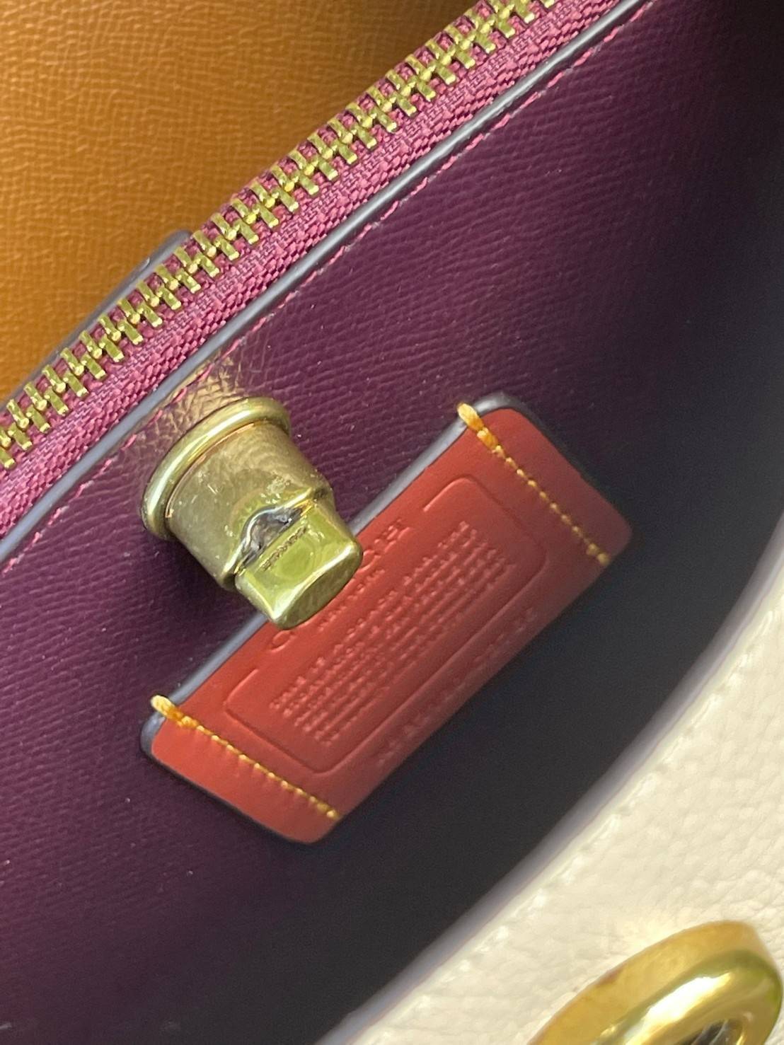 Coach Willow Bucket Bag In Colorblock รุ่นใหม่สุดปัง เป็นกระเป๋าสไตล์ใช้ได้ทุกวัน จุของได้เยอะและน้ำหนักเบา ไซส์กลางใช้หนังลายกรวด มีช่องใส่ของ 2 ช่องและมี 1 ช่องซิปตรงกลางไว้สำหรับใส่ของสำคัญ เปิดปิดแบบ turnlock ถือคล้องแขนหรือสะพายไหล่หรือสะพายข