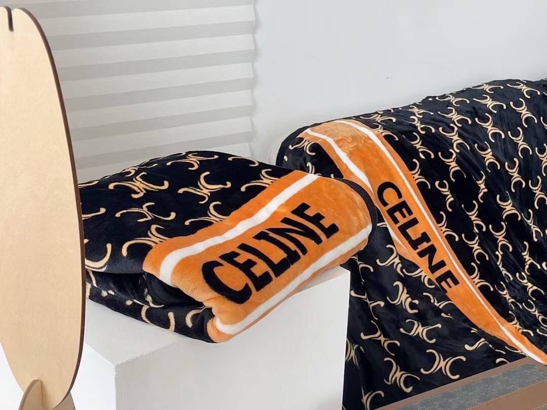 VIP GIFT 】Best Gift! Celine Blanket พร้อมส่งไอเท็มแนะนำ ผ้าห่มนุ่มนิ่ม ขนปุยๆๆ สบายผิวมาก เนื้อผ้านิ่มฟูนุ่มใช้ได้ทุกโอกาส ขนาดกำลังดี พกพาสะดวก สามารถพกไว้ใช้ในรถ ใช้ในออฟฟิศได้ จะซื้อใช้เองหรือมอบเป็นของขวัญก็ดูดีพร้อมส่งที่ไทย ราคาสุดคุ้มไม่ต้องรอพรีฯ 