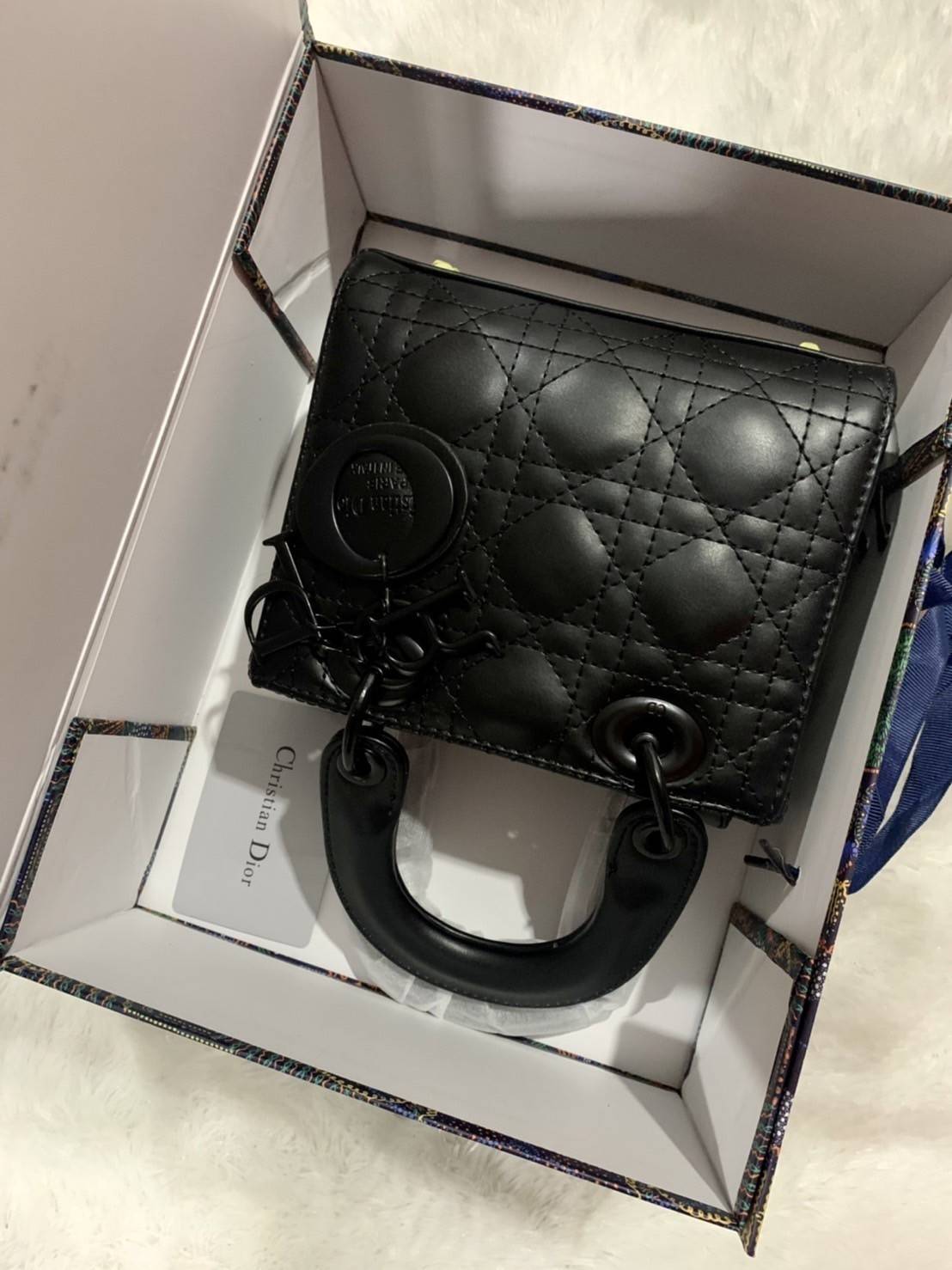 VIP 】MICRO LADY DIOR BAG Cloud ฺBlack & Pink My ABC Cannage Lambskin : VIP GIFT WITH PURCHASE (GWP) พรีเมี่ยมกิ้ฟ Limited Edition จาก DIOR DUTYFREE COUNTER ความสง่างามอีกหนึ่งรุ่นของ Dior รูปทรงสีเหลียม ขนาดกระทัดรัด อะไหล่เข้ากับสีกระเป๋า ตั้งอยู่ทรง ฐาน