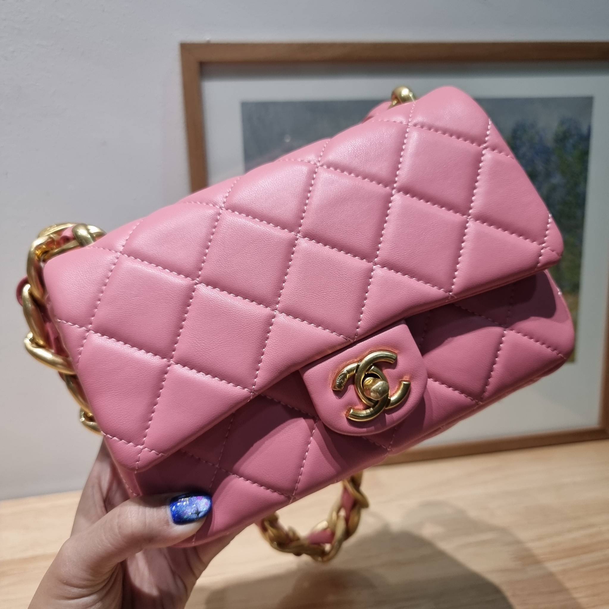 Chanel chunky chain bag สวยฟาดย้อนยุคความหรู ในราคาที่จับต้องได้ กับกระเป๋าสะพายไหล่ ไซส์กำลังสวย โดดเด่นด้วยสายสะพายโซ่สลับหนังเส้นใหญ่ ทนทาน ดูแพง