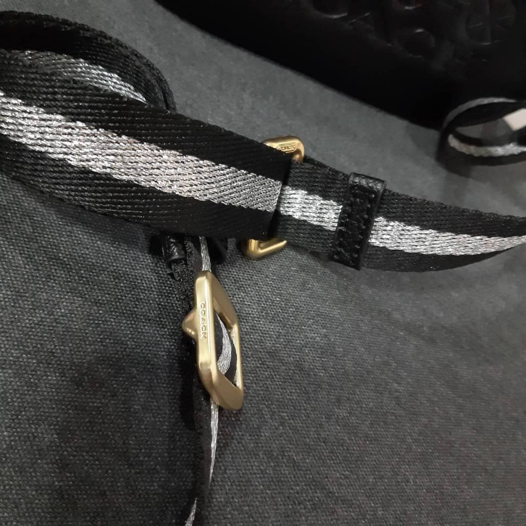 COACH JES CONVERTIBLE BELT BAG IN COLORBLOCK 2IN1 !! กระเป๋าคาดอก/สะพายข้าง ใช้ได้ถึง 2 แบบ!! คุ้มค่ามากที่สุด!! วัสดุหนัง pepble ดีไซน์เรียบ แต่หรู ภายในเป็นช่องโล่ง ใบนี้สาวๆที่ไม่ชอบพกของเยอะ เหมาะมากๆน้า 🙇♀️ ของดีราคาจับต้องได้ ไอเท็มนี