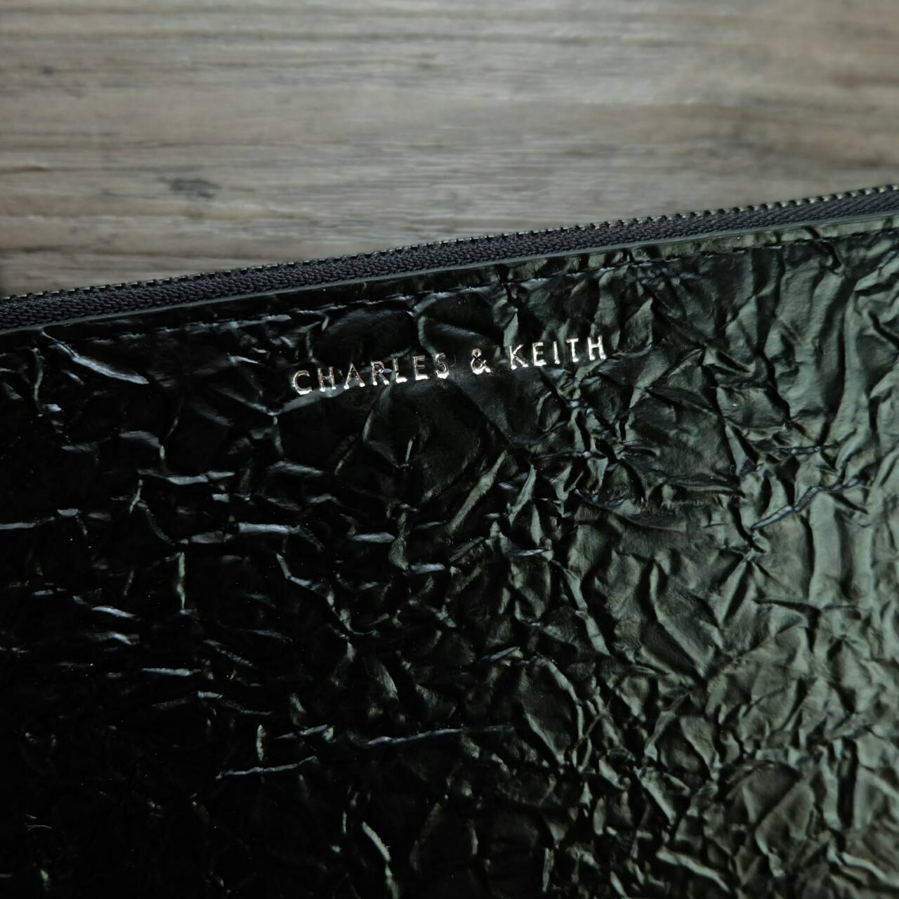 Charles & Keith Zip Wallet กระเป๋าสตางค์ใบยาว บาง พกพาสะดวก แถมกระเป๋าใบเล็กใส่บัตรให้อีก 1 ใบ เปิด - ปิดกระเป๋าด้วยซิป ภายในมีช่องใส่บัตรหลายช่อง และช่องใส่ธนบัตร ใบจริงสวย น่าใช้ทุกสีเลยค่าา