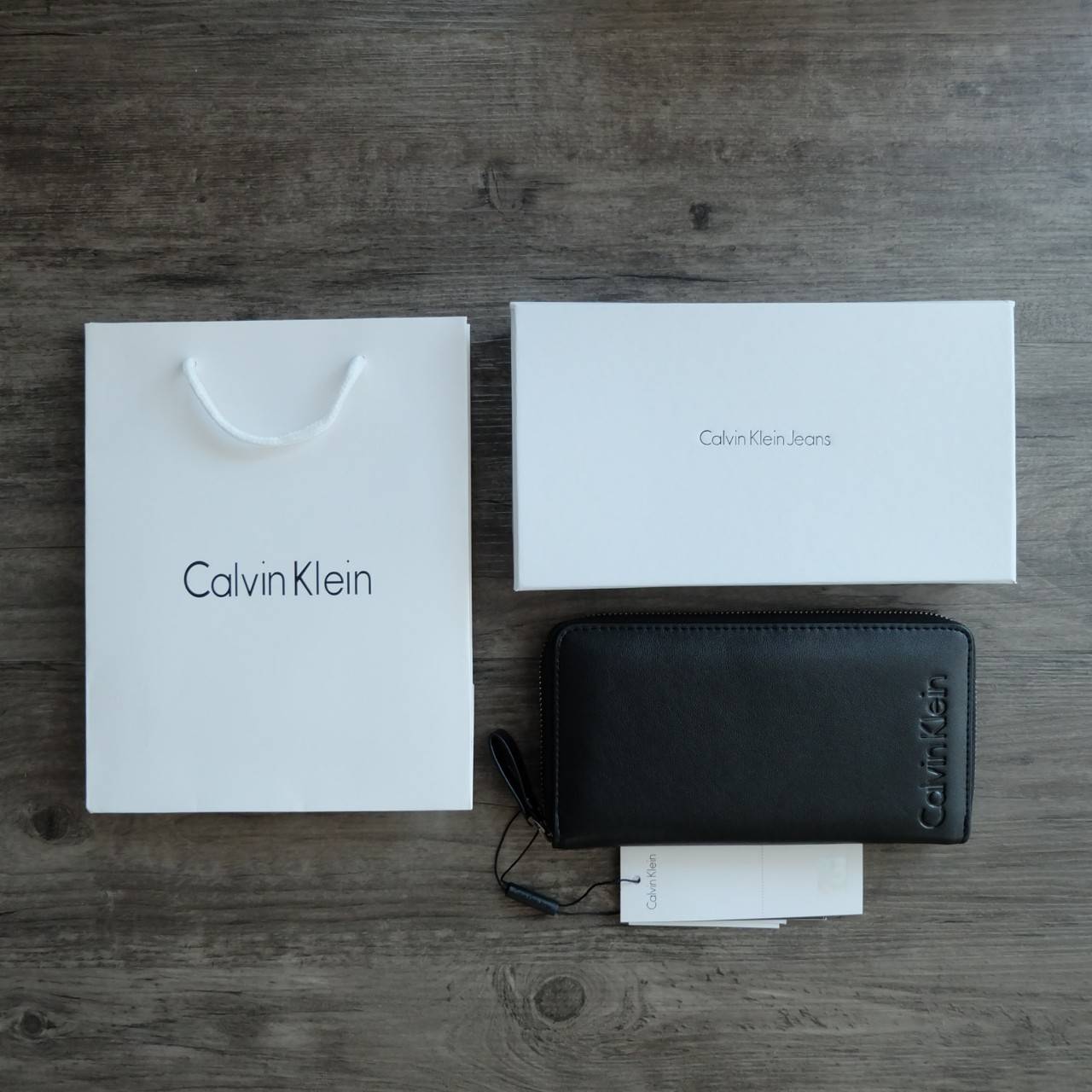 Calvin Klein Long Wallet กระเป๋าสตางค์ใบยาวซิปรอบ ภายในมีช่องใส่ธนบัตร, บัตร และช่องซิป สำหรับใส่เหรียญ จะมอบเป็นของขวัญ หรือใช้เองก็แนะนำเลยค่ะ