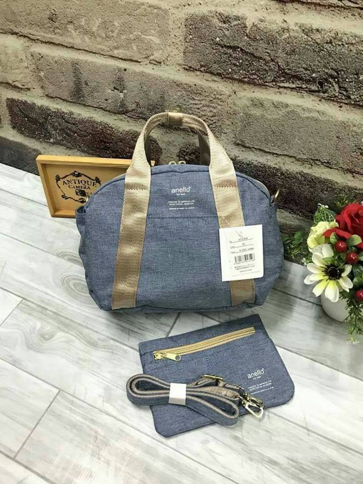 Anello Mini Boston shoulder Bag New arrival คอลเลคชั่นใหม่ล่าสุด ชน shop ค่ะ กระเป๋าถือ หรือสะพายข้าง ขนาดกำลังน่ารัก เปิดปิดด้วยซิปคู่ ภายในมี ใบลูกให้อีก 1 ใบ แยกใช้ได้ค่ะ ด้านหน้าสกรีนโลโก้แบรนด์ มีช่องทั้ง 4 ด้าน หน้าหลัง และด้านข้างใช้งานได้จริง มา พ
