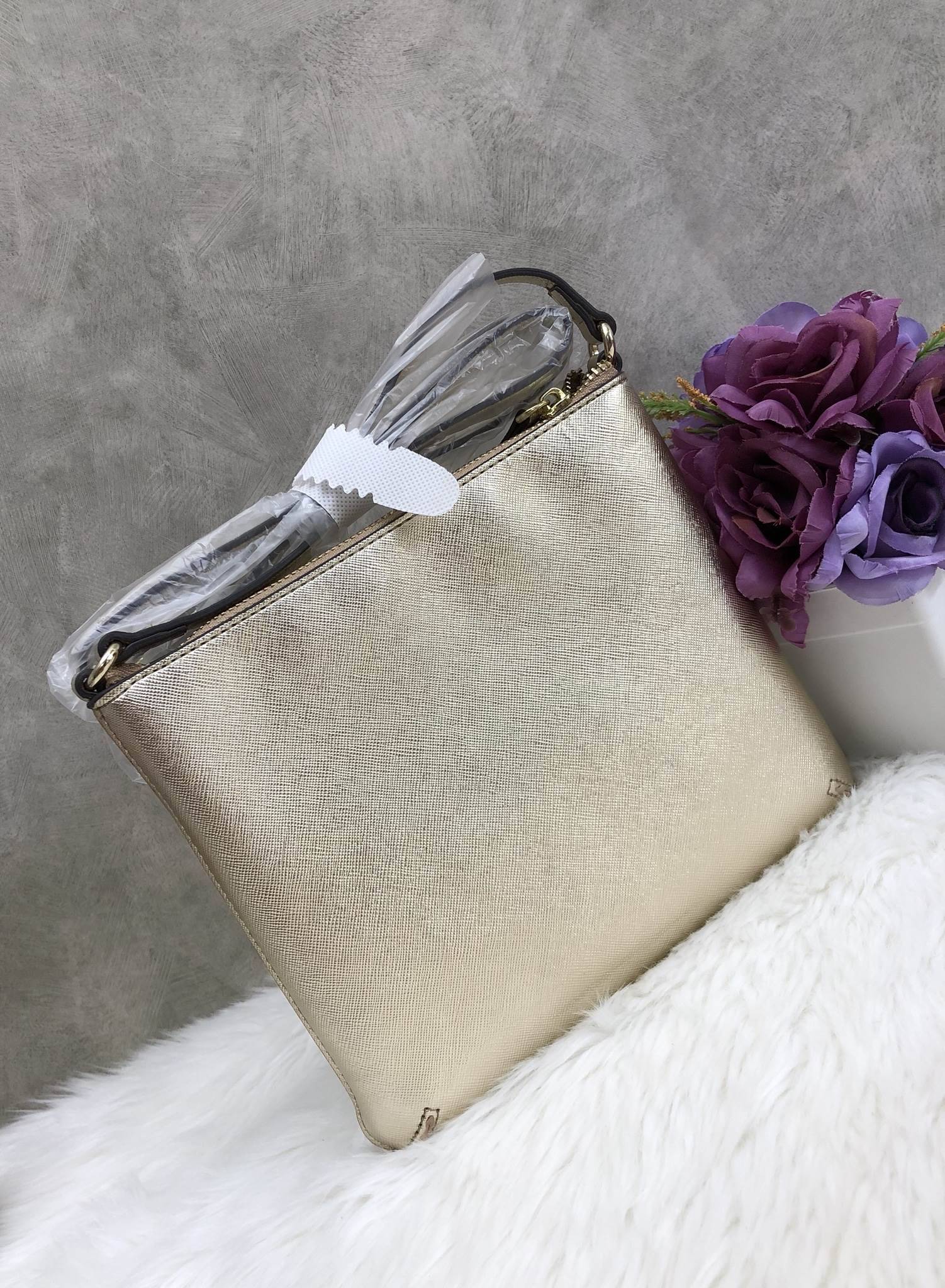 New Arrival Kate spade new york saffiano crossbody bag พร้อมส่งค่ะ!!! กระเป๋าสะพายแบบครอสบอร์ดี้ ลายหนังซาฟเฟียโน่ ทรงสวย ขนาดกำลังดีทีเดียวค่ะ ด้านหน้ามีหนึ่งช่องซิปสำหรับใส่มือถือหรือของจุกจิก เปิดปิดกระเป๋าช่องหลักแบบซิป ด้านในโล่ง ใส่ของจุพอประมาน มีช