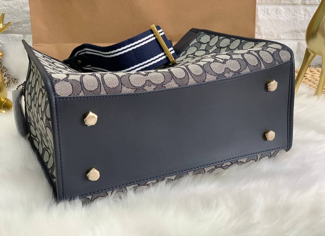 สวยๆ เคลียสต๊อค มีไม่มากจร้าา! COACH TOTE FIELD JACQUARD BAG ((C3282)) กระเป๋าหิ้ว//สะพายข้าง JacquardลายC+หนังแท้ สวยงามลงตัวมากๆค่ะ ปากกระเป๋าเปิดปิดแบบกระดุมแม่เหล็ก ภายในกว้าง สาวๆทีาสัมภาระเยอะบอกเลยเหมาะมากค่ะ