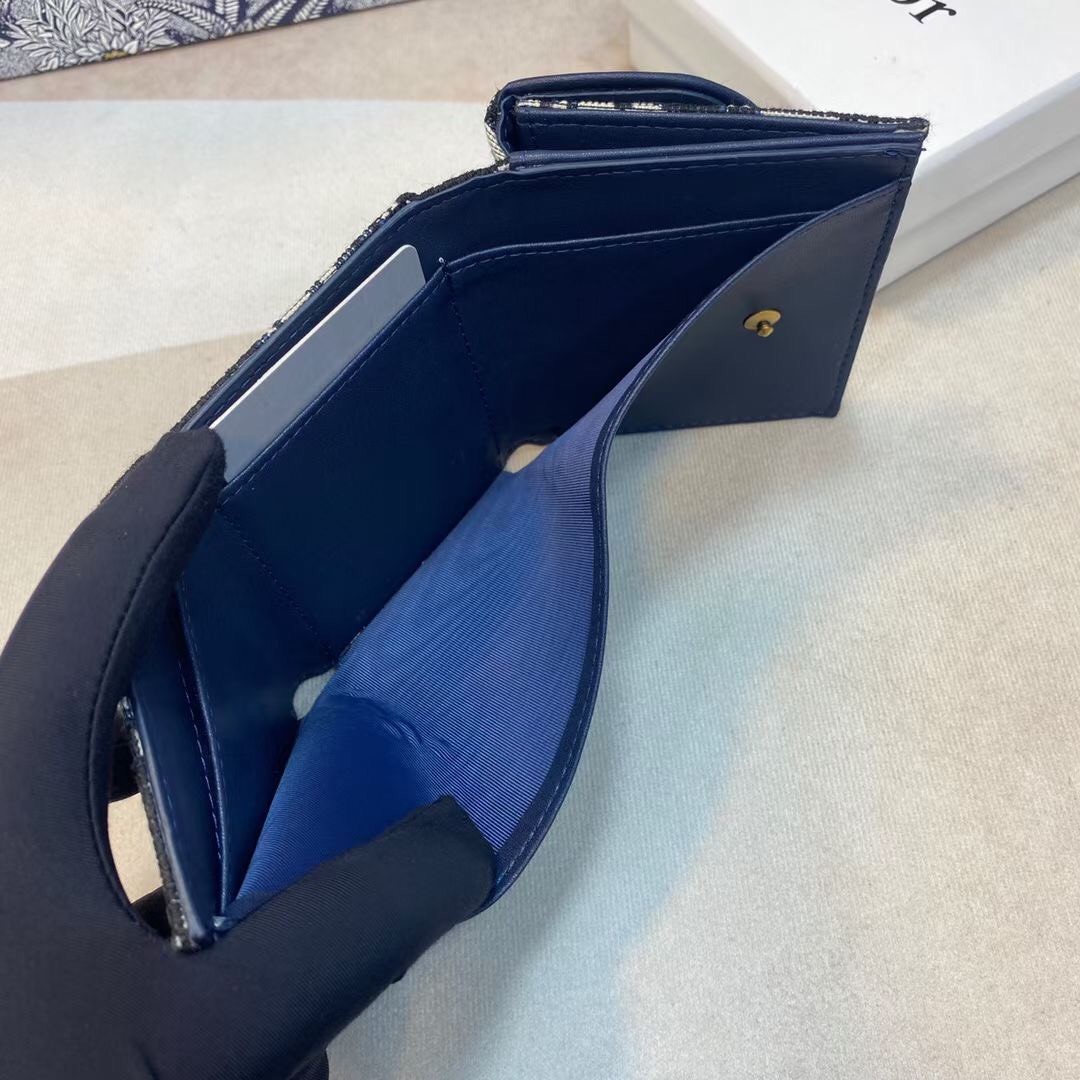 VIP 🥂DIOR Wallet Saddle Lotus / Dior tri-fold wallet กระเป๋าสตางค์ 3 พับทรงตั้ง มีช่องใส่เหรียญ ใส่การ์ด ใส่ธนบัตรได้ ครบเลยค่ะ วัสดุหนังแท้ และผ้า Jacquard อย่างดี ทอสวยงาม ผสมผสานความสง่างามและคลาสสิกที่เข้ากับยุคสมัย ภาพสินค้าถ่ายจากงานขายจริง 