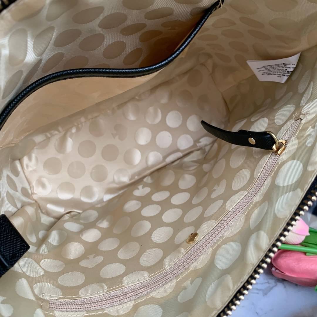 ของแท้ 💯% Kate Spade New York Cross Body Bag กระเป๋าถือหรือสะพาย หนัง Saffiano ภายในมีช่องซิปและช่องเล็ก มีหมุดรองฐานกันรอย 4 มุม อะไหล่ทองทั้งใบ ขนาดกำลังดี ใส่กระเป๋าสตางค์ยาวได้ค่ะ