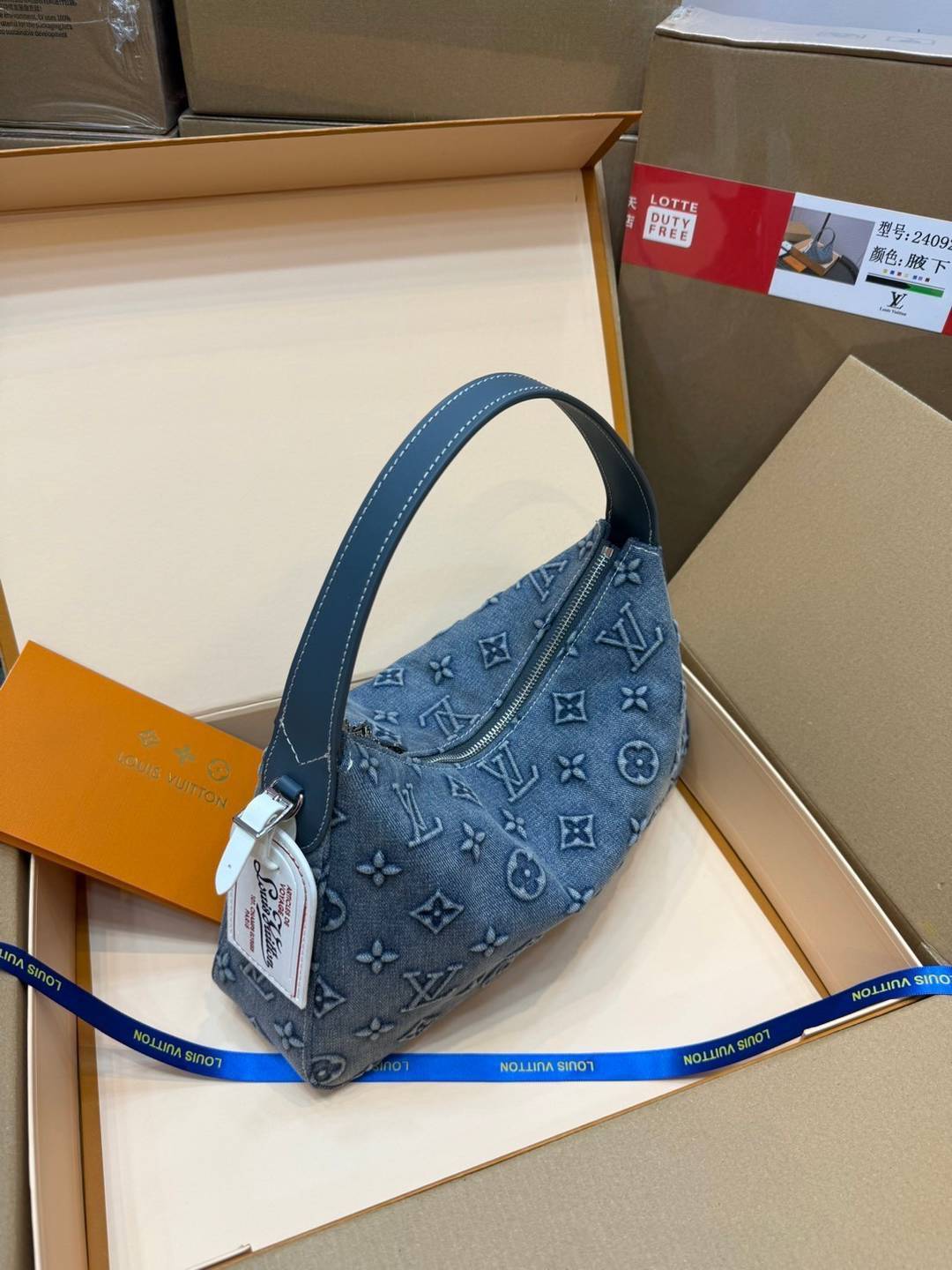 LV Slouchy PM Monogram Denim Bag กระเป๋าทรงโฮโบ ใหม่ล่าสุด ที่ใครๆก็ต้องมี ด้วยรูปทรงคลาสสิคและใช้งานง่าย ในดีไซน์สุดชิคเดนิมปั้มนูนคมชัดสวยดูลัคชู
