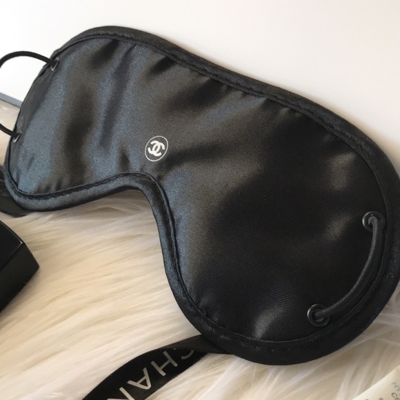 CHANEL SLEEPING EYE Beauty Travel Spa Sleep MASK สินค้าเป็นของแท้ ใหม่จากแบรนด์ ที่ปิดตาจากChanel VIP Gift แท้ 100% ทำจากผ้าผิวลื่น ด้านหน้ามีโลโก้ชาแนล ตัวสายเลื่อนปรับได้ตามต้องการ บรรจุในถุงพลาสติกปั้ม Chanel ค่ะ