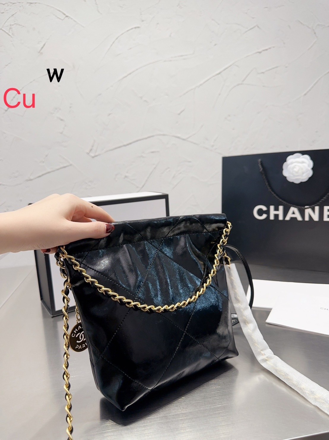 Chanel 22 mini bag with pearls 8" / Chanel Bag พร้อมส่ง กระเป๋าสะพาย สายโซ่อะไหล่ทองพร้อมสายมุกสวยหรู ทรงยอดฮิตในปี 2023 หิ้วหรือคล้องไหล่ได้ มาพร้อมกล่อง อปก ครบเซ็ท รอบนี้จัดราคาพิเศษสุดคุ้มค่ะ ใช้งานต่างประเทศได้ ภาพถ่ายจากงานขายจริง