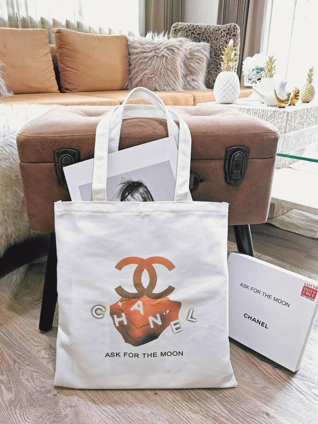 Chanel Canvas Shopping Bag VIP Gift With Purchase (Event-GWP) พรีเมี่ยมกิ๊ฟรุ่นใหม่ล่าสุดคอลเลคชั่น Chanel Nº5 Holiday "Ask for the moon" จาก Chanel Perfume Counter Duty Free ขนาดใหญ่กำลังดีวัสดุ Canvas เนื้อหนาสกรีนแบรนด์ทั้ง2ด้านอย่างดี จุของไ