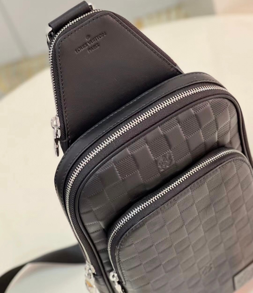 LV Avenue Slingbag NM Damier Infini / Taiga Leather กระเป๋าสะพาย/คาดอก Sling bag หนังแท้สวยลายตารางหมากรุกสุดคลาสสิก สง่างามตลอดกาล มีไว้ไม่มีเอาท์ ท่านชายควรมีมากค่ะ เกรดท็อป ออริ เทียบแท้ 1:1 เกรดดีสุด