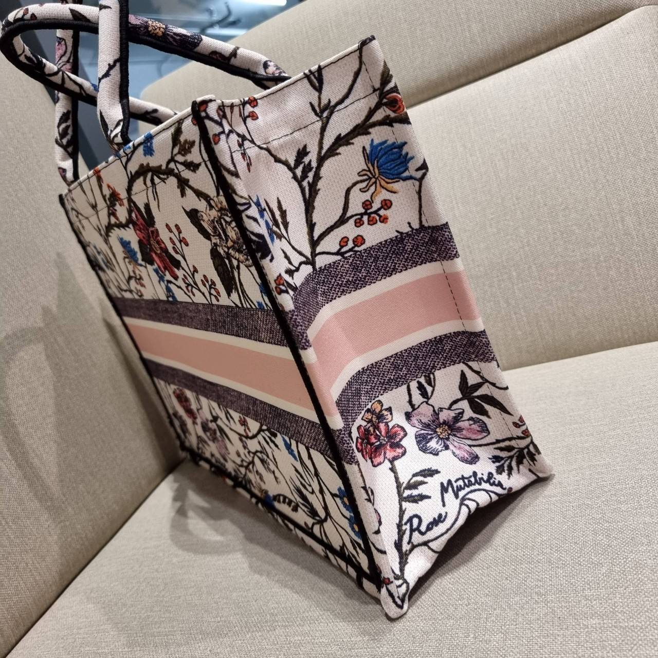 VIP 】HOT ARRIVAL!! DIOR CD SHOPPING BAG WITH GWP กระเป๋าทรงช้อปปิ้งใบใหญ่ จุใจ!! พรีเมี่ยมกิ๊ฟรุ่นดับเบิ้ลฮอต ดีไซน์คลาสสิควินเทจ สวยหรู วัสดุผ้าแคนวาสลายกราฟฟิค ภายในโล่งกว้างมากๆ ใส่ของจุสุดๆ โน้ตบุ้ค ไอแพด กระเป๋าสตางค์ มือถือ หรือเสื้อผ้ายังได้ สะพายค