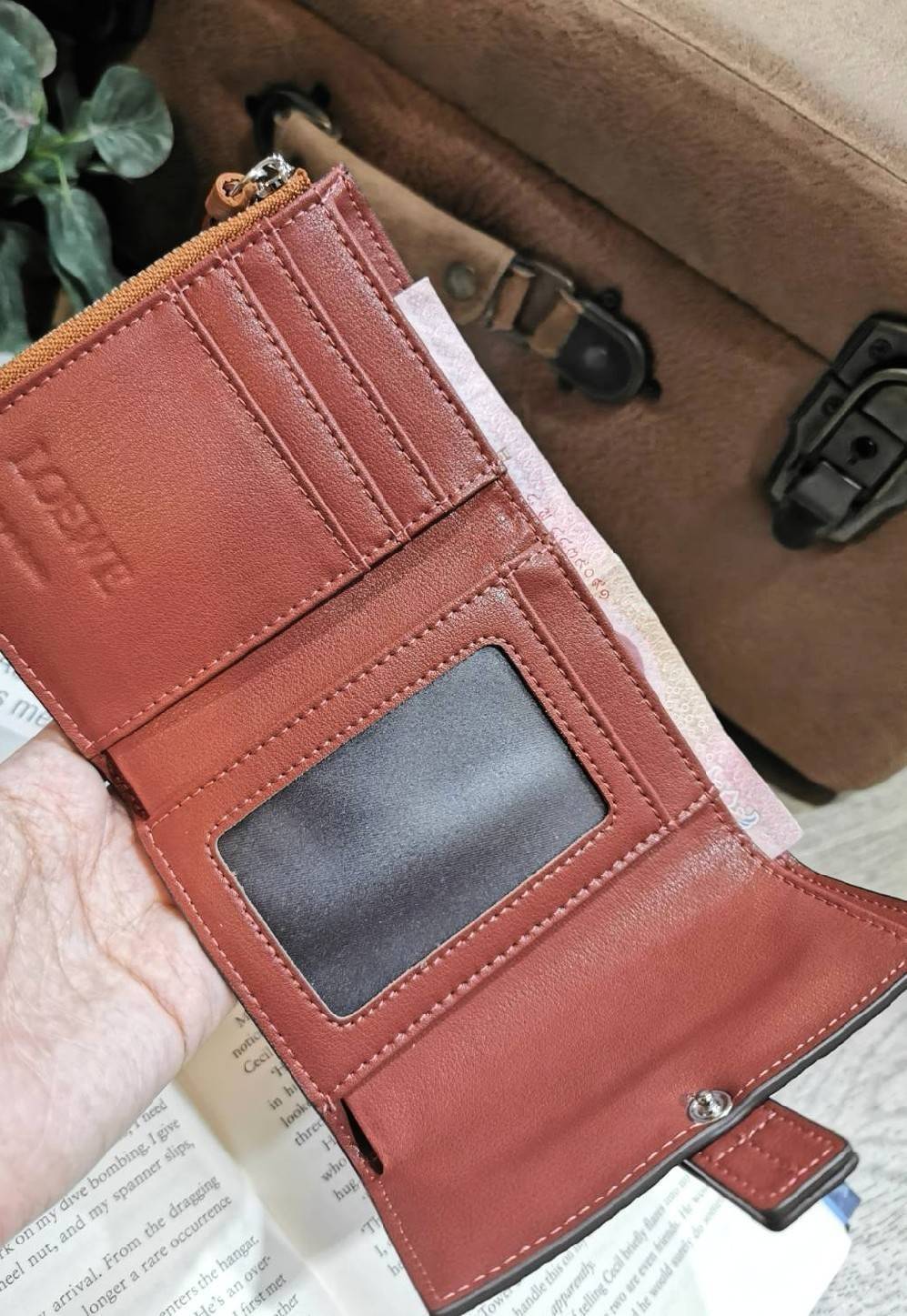 LOEWE SHORT WALLET VIP กระเป๋าสตางค์โลเอเว่ วัสดุหนังแท้เทคเจอร์สวยอยู่ทรงปั้มโลโก้แบรนด์ด้านหน้าเปิดปิดด้วยกระดุม ภายในมีทั้งช่องใส่รูป ช่องใส่ธนบัตร ใส่แบงก์พัน ช่องใส่บัตรหลายช่อง มีช่องซิปใส่เหรียญ พกพาสะดวกไอเท็มแนะนำสวยน่าใช้ พร้อมส่งที่ไทยสุดคุ้มห้