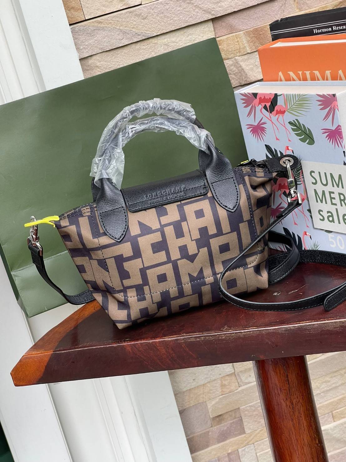 LONGCHAMP LE PLIAGE COLLECTION TOP HANDLE BAG XS พบกับคอลเลคชั่นใหม่ล่าสุด มีดีไซน์ที่เรียบหรูและคลาสสิก แฝงด้วยลูกเล่นแบบเฟมินีน แถมยังมีน้ำหนักเบาอย่างไม่น่าเชื่อ มาพร้อมกับหูจับกระเป๋าคู่และฝาปิดแบบกระดุม กระเป๋าถือใบนี้สามารถใช้ถือแบบทั่วไป มีสายสะพาย