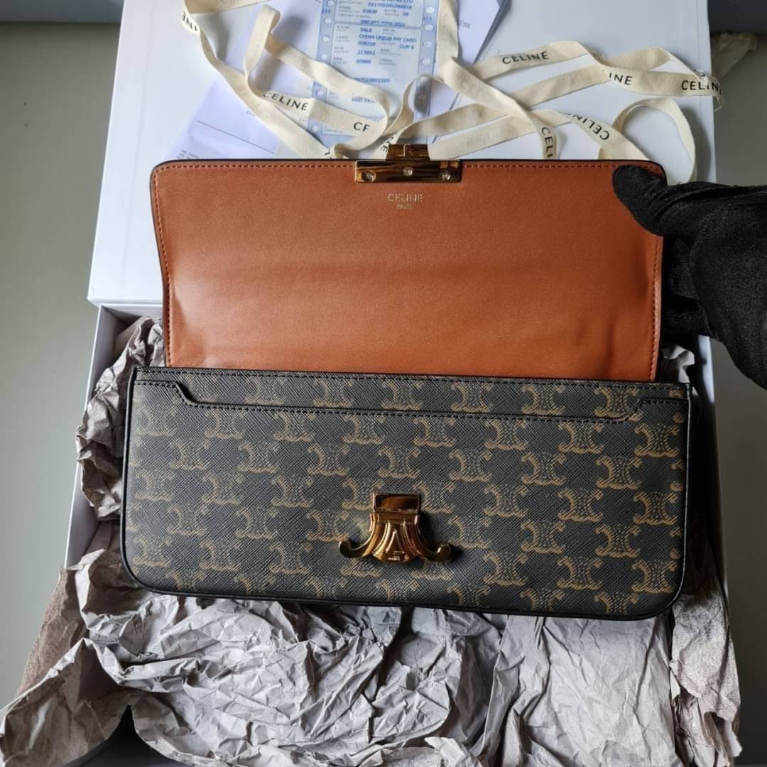 CELINE Women Chain Bag Triomphe in Triomphe Canvas-Tan / CELINE TRIOMPHE CHAIN SHOULDER BAG / CELINE WOMEN WINTER 21 ก็ปังๆ ยาวๆ ไปเลยสิคะ กระเป๋าดีไซส์ใหม่ ใหญ่กว่าเดิม จุของได้เยอะ งานหนังแคนวาสสวยหรู สวยมากกก เก๋มาก ต้องมีแล้วค่าา แบบใหม่ล่าสุด งานพึ่ง