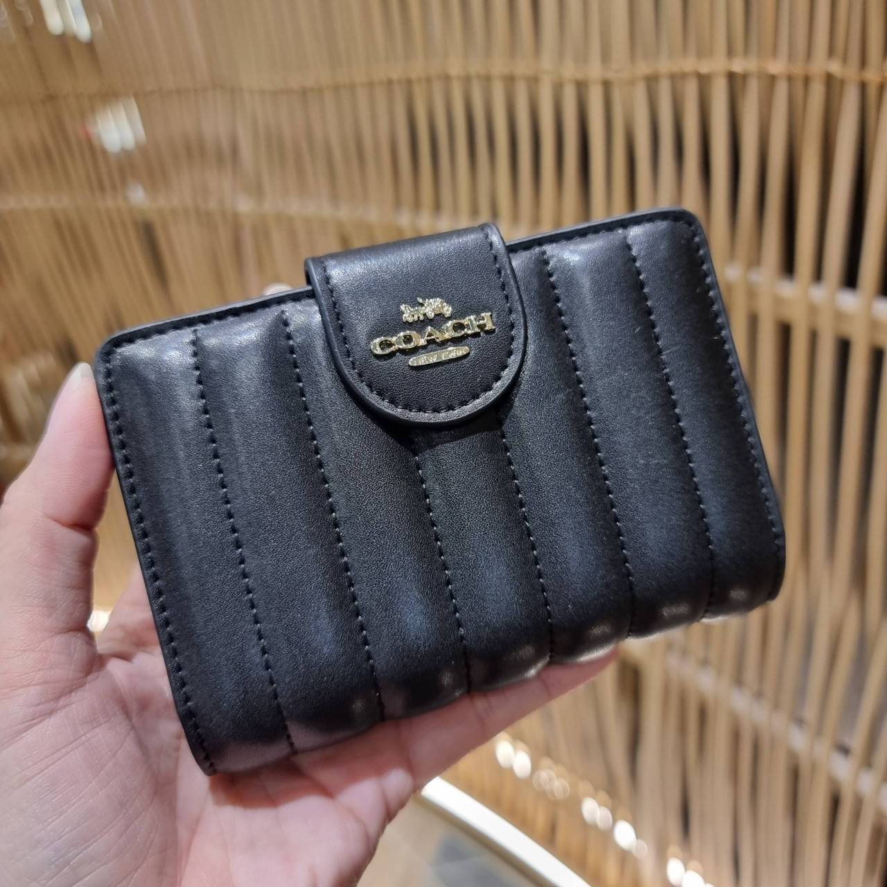 COACH C3454 MEDIUM CORNER ZIP WALLET ความหรูที่ซื้อได้!! กระเป๋าสตางค์ดีไซน์ใหม่ล่าสุด ออกแบบมาหรูดูดี ดีเทลลูกเล่นบุหนัง nappa นิ่มขึ้นเงาสวยมากๆ เปิด-ปิดใช้งานง่าย มีช่องซิปแยก มีช่องใส่บัตร ใส่ธนบัตรได้ทุกชนิด สะดวกใช้จริงๆใบนี้ สาวๆได้ไปใช้แล้วไม่อยาก