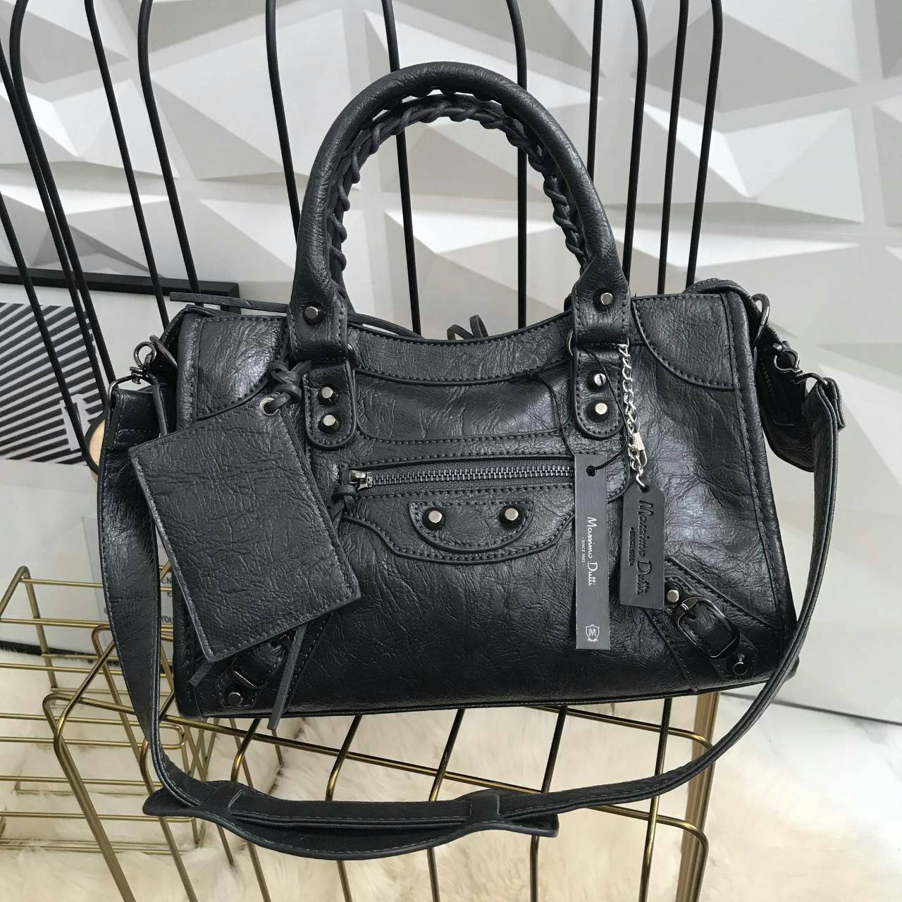 Massimo Dutti Classy Crossbody Bag กระเป๋าทรงสุด ฮิตจาก Massimo Dutti ขนาด mini จะถือ, สะพายสะพายไหล่ หรือสะพาย crossbody ได้หมดค่ะ หนังเงาสวยนิ่มมือรับประกันเลย ภายในแบ่งช่องเป็นสัดส่วน น้ำหนักเบา จุของได้คุ้ม มาพร้อมกับสายยาวให้ ใบนี้ใช้ได้ ทุกโอกาสจริง