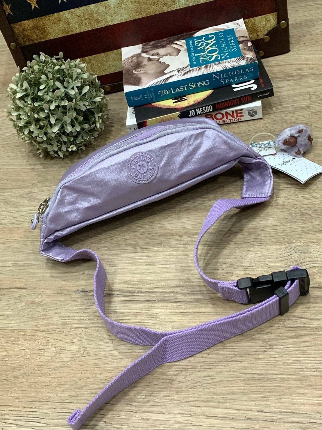 5สี Kipling WHISPER Basic Fanny Pack รุ่นใหม่ล่าสุดกับกระเป๋าทรงคาดอกหรือคาดเอวสุดชิค วัสดุpolyester100% น้ำหนักเบา มีช่องซิปใช้งานหลัก2ช่อง ใส่กระเป๋าสตางค์ทรงยาวได้ ขนาดกำลังดี สายสะพายปรับความยาวได้ฟรีไซส์ ประดับพวงกุญแจลิงน่ารัก สามารถถอดออกได้ มีรูปแ