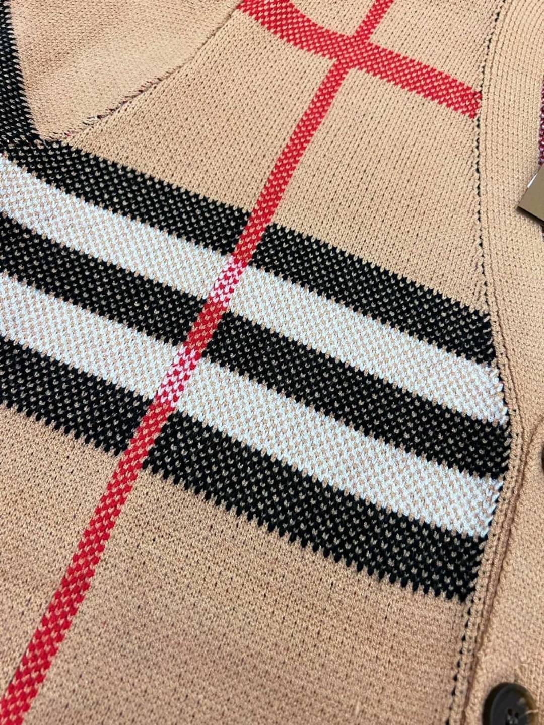 BURBERRY Wool Striped Cardigan / BURBERRY Jacket เกรดออริจินอล มีป้ายแท็กที่คอเสื้อทุกตัว ใส่ได้ทั้งผู้หญิงผู้ชาย พร้อมส่งที่ไทย ภาพสินค้าถ่ายจากงานขายจริง ใช้งานต่างประเทศได้