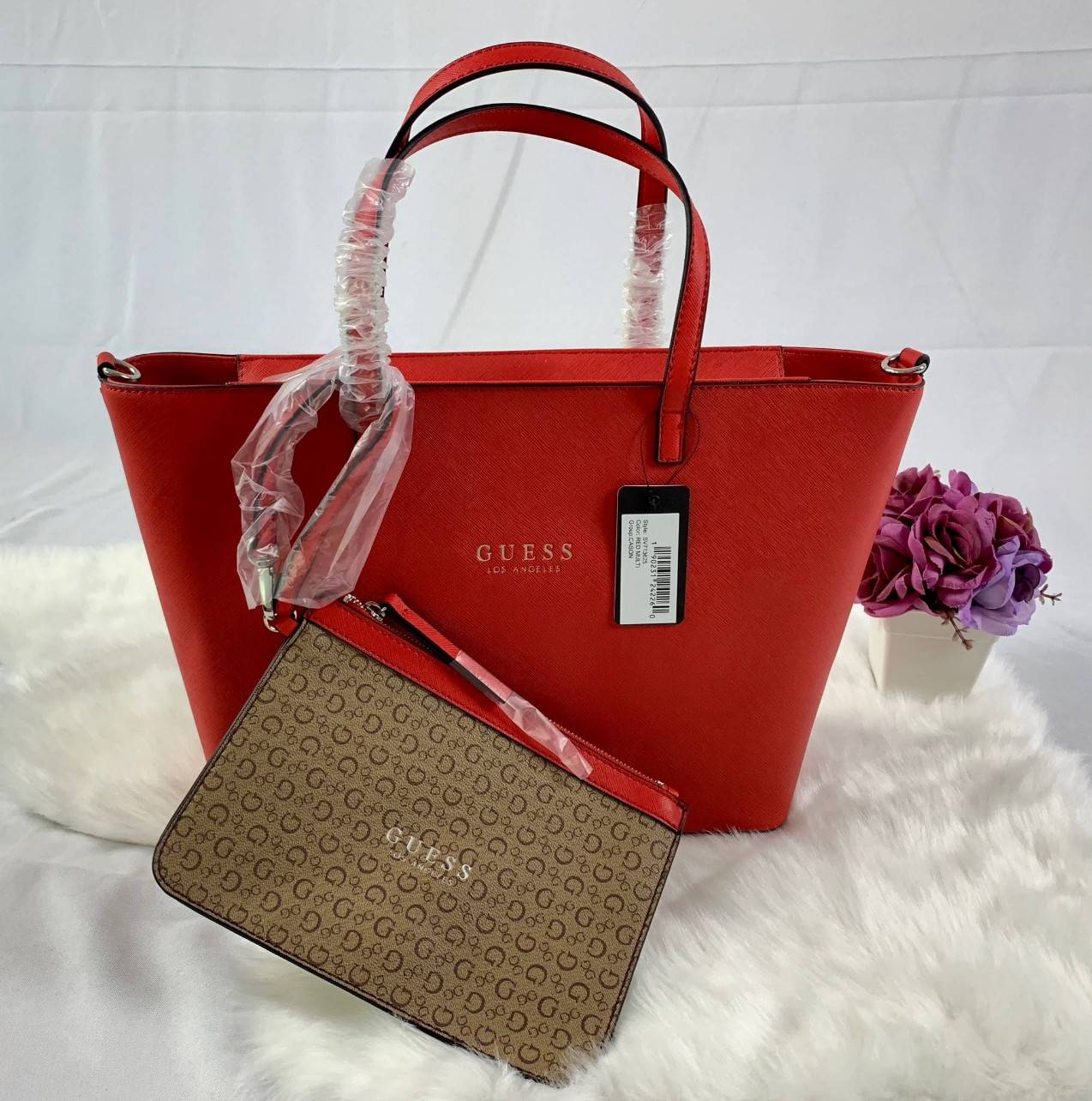 GUESS CASON BAG พร้อมส่งกระเป๋าถือ/สะพายข้าง วัสดุหนังลาย saffiano น้ำหนักเบา ด้านหน้าปั้มโลโก้แบรนด์ เปิดปิดกระเป๋าแบบซิปใช้งานสะดวก ภายในโล่ง กว้างทีเดียว สามารถใส่ A4 ได้ค่ะ มีช่องเล็กให้ใส่ของจุกจิก ผ้าซับด้าน ในลายแบรนด์สวยงาม ด้านหลังมีช่องเสียบบัตร