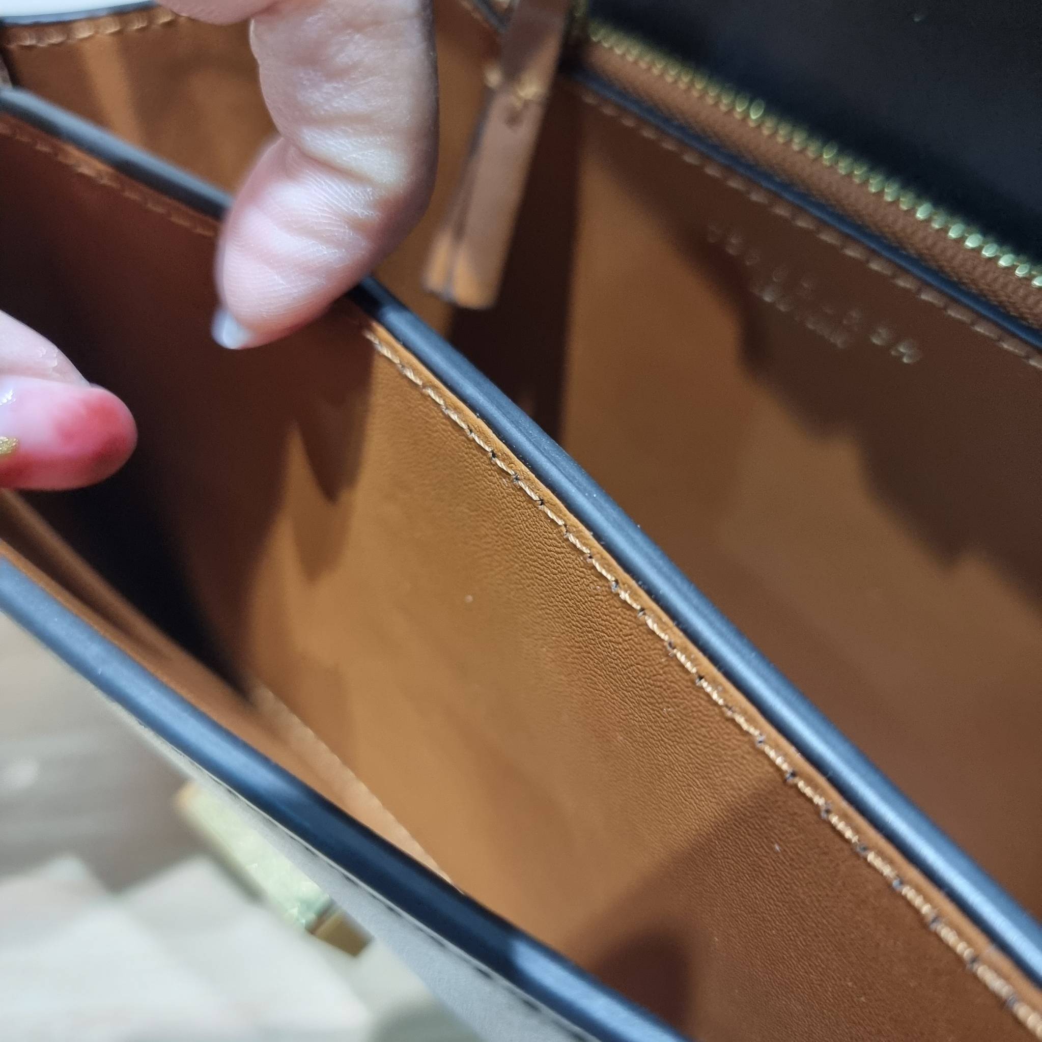 Tory Burch Bag / TORY BURCH ELEANOR SMALL CONVERTIBLE SHOULDER BAG ฮอตไอเท็ม รุ่นนี้ขายดีขายหมด สวยหรู คุณหนู ผู้ดี!! หายากมากแล้วน้า กระเป๋าสะพายข้าง ดีไซน์อยู่ทรง ขนาดกำลังสะดวกใช้ เปิด-ปิดด้วยแถบแม่เหล็ก ภายในแบ่งสัดส่วนได้เป็นอย่างดี