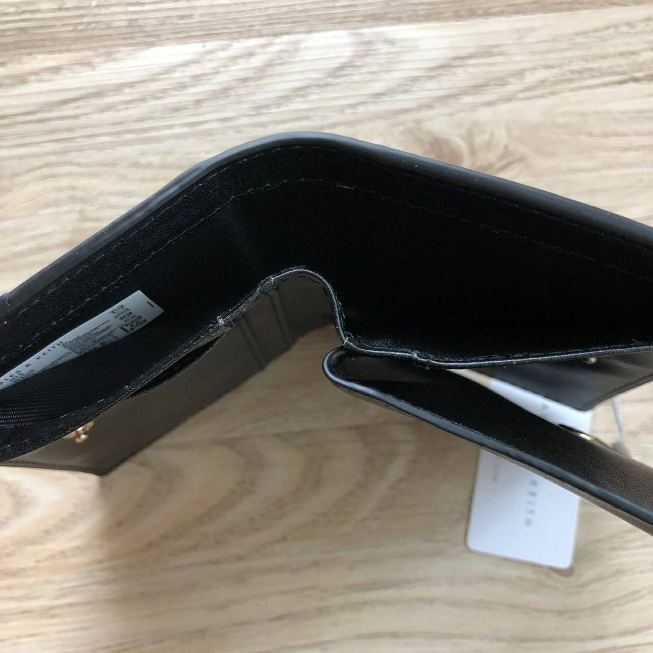 Charles & Keith Classic Snap-Button Wallet กระเป๋าสตางค์ใบสั้นพับ 2 ตอน ด้านหน้ามีโลโก้แบรนด์ เปิด - ปิดด้วยกระดุม ภายในมีช่องใส่ธนบัตร ช่องใส่บัตร และช่องซิปใส่เหรียญ