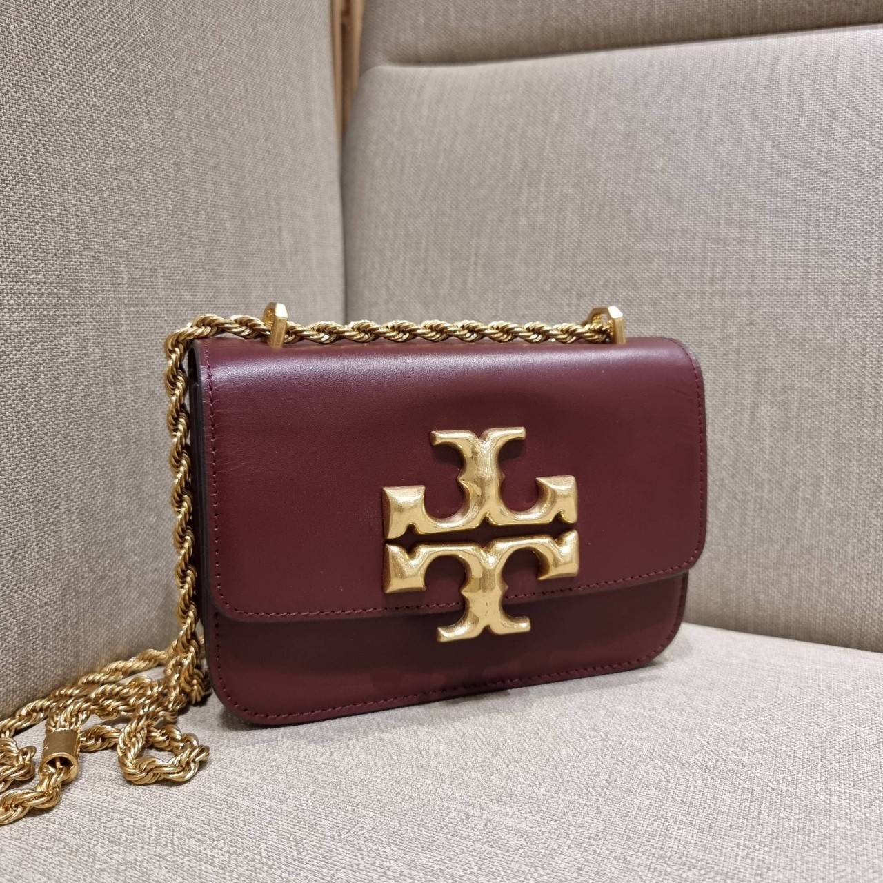 TORY BURCH ELEANOR SMALL CONVERTIBLE SHOULDER BAG ฮอตไอเท็ม รุ่นนี้ขายดีขายหมด คัมแบค!! สวยหรู คุณหนู ผู้ดี!! หายากมากที่สุด!! กระเป๋าสะพายข้าง ดีไซน์อยู่ทรง ขนาดกำลังสะดวกใช้สำหรับสาว วัสดุหนังแท้เต็มใบ สีทูโทน เปิด-ปิดด้วยแถบแม่เหล็ก ภายในแบ่งสัดส่วนได้