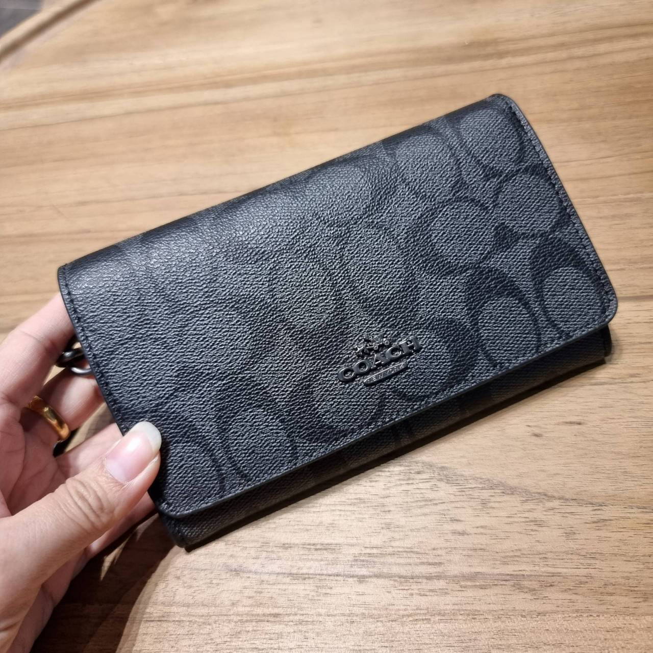 COACH F30205 FLAP PHONE WRISLET IN SIGNATURE CANVAS กระเป๋าสตางค์ 2IN1 มาอีกแล้วจ้า ความคลาสสิคที่จับต้องได้ ใช้งานได้สะดวกกว่าเดิม วัสดุหนังแคนวาสเคลือบลาย ภายในใส่ธนบัตร ใส่บัตรได้เยอะ มีช่องซิปแยก ใส่โทรศัพท์ได้ มาพร้อมสายคล้องมือ ใส่แขนไว้กันหล่นหาย ห