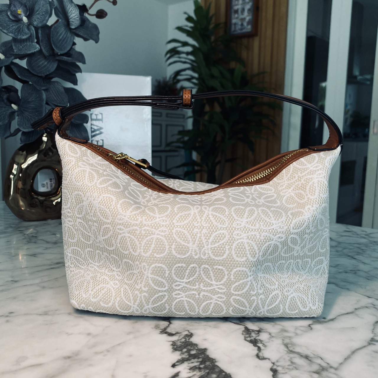 LOEWE Cubi Small Logo Canvas Top Handle Bag กระเป๋าทรงสวยดีไซน์ยอดฮิตประจำปีเลย! ปักโลโก้แบรนด์บนผ้าทั้งใบเป็นเอกลักษณ์ หูจับปรับได้ สวยหรูวินเทจ