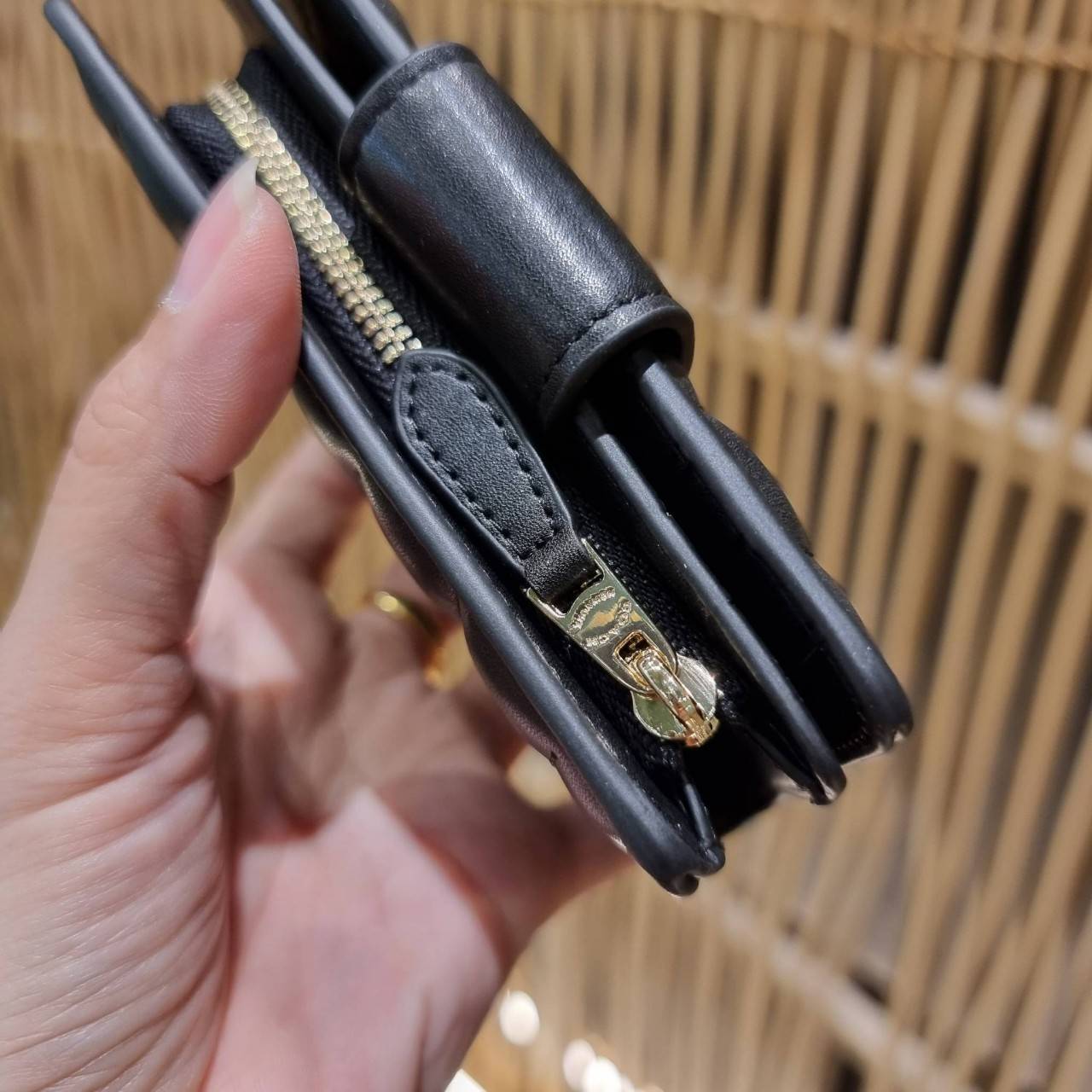 COACH C3454 MEDIUM CORNER ZIP WALLET ความหรูที่ซื้อได้!! กระเป๋าสตางค์ดีไซน์ใหม่ล่าสุด ออกแบบมาหรูดูดี ดีเทลลูกเล่นบุหนัง nappa นิ่มขึ้นเงาสวยมากๆ เปิด-ปิดใช้งานง่าย มีช่องซิปแยก มีช่องใส่บัตร ใส่ธนบัตรได้ทุกชนิด สะดวกใช้จริงๆใบนี้ สาวๆได้ไปใช้แล้วไม่อยาก