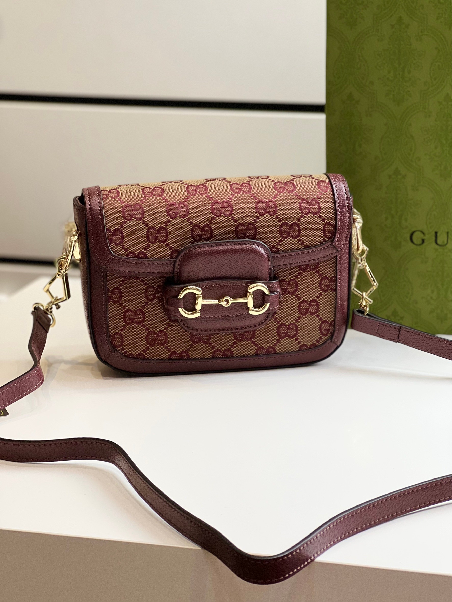 หนังแท้ GUCCI Horsebit 1955 mini bag GG Supreme canvas สีใหม่สวยมากกกก มีมาน้อยน้า สาวๆ ชอบรีบจัดเลยค่าา ที่สุดของรุ่นที่ฮอตหนักมาก คอลเลคชั่นที่ยอดขายดีตั้งแต่วันแรกที่ลง shop ด้วยรูปทรงที่กะทัดรัด ตอบโจทย์ได้ทุกลุค ทุกไลฟ์สไตล์ ใช้งานได้ง่ายคล่องตัว เรี