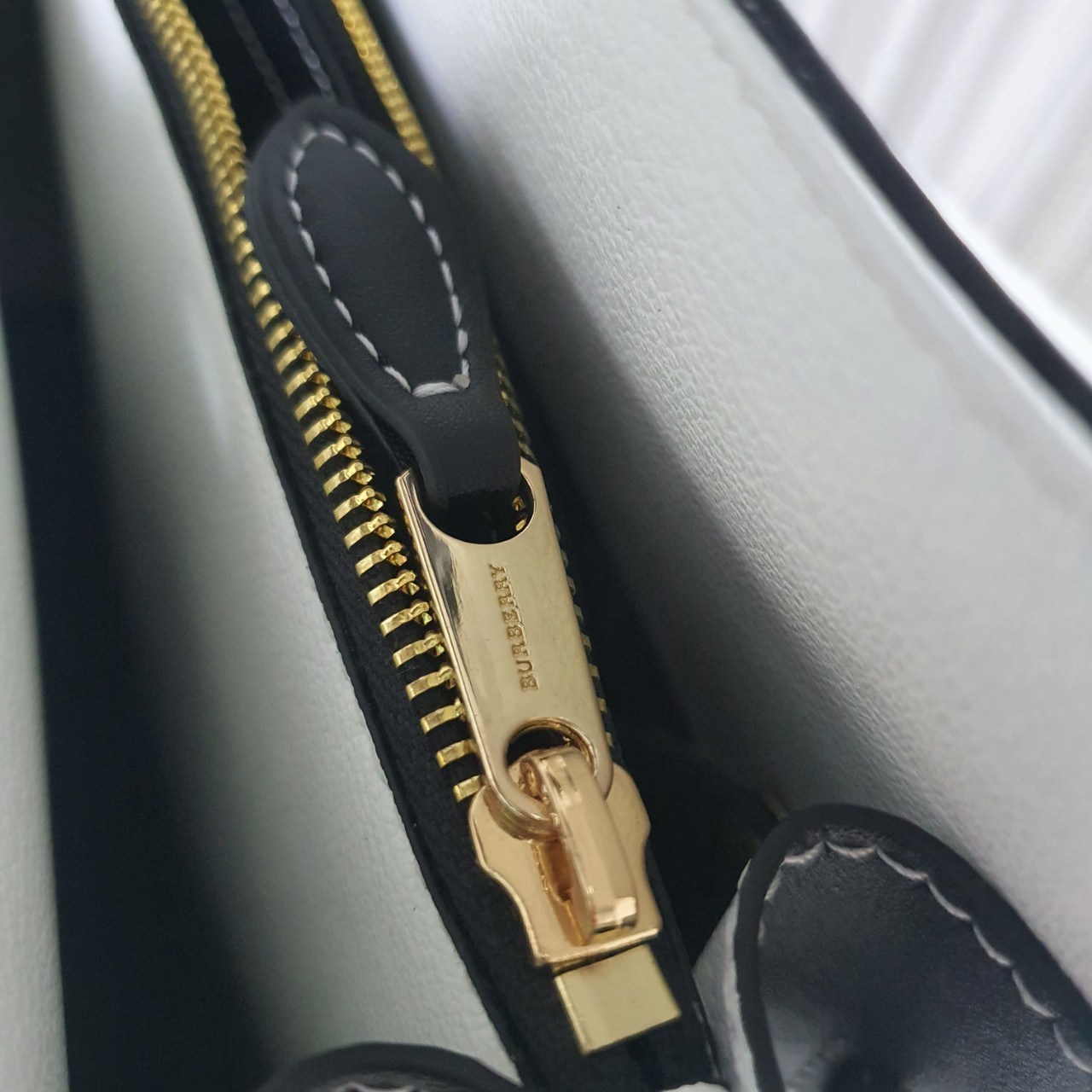 Burberry Small Leather Two-handle Title Bag In Black BURBERRY FRAGRANCES CROSSBODY BAG VIP GIFT WITH PURCHASE (GWP) พรีเมี่ยมกิ๊ฟ Limited Edition จาก BURBERRY PERFUME วัสดุ Geniune Leather ทรงเหลี่ยม TwoTone ดีไซน์สวยอยู่ทรง ด้านหน้ามีช่องใส่ของ ภายในโล่ง