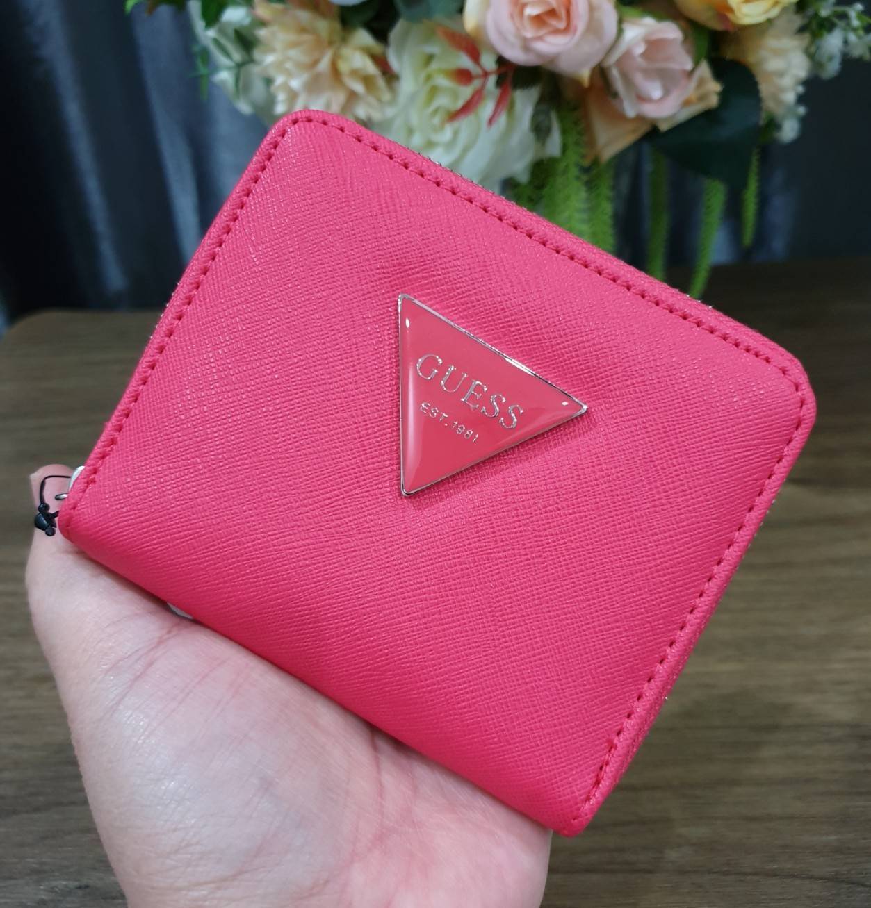 พร้อมส่งรุ่นหายาก! GUESS FACTORY WOMEN'S ZIP AROUND SHORT WALLET กระเป๋าสตางค์สั้นพับ2ตอนซิปรอบหนัง Saffiano ด้านหน้าประดับโลโก้แบรนด์สวยหรู ภายในมีช่องใส่ธนบัตร ใส่แบงก์พัน ช่องใส่เหรียญ และช่องใส่บัตรหลายช่อง ตัวจริงสวยน่าใช้ ภาพถ่ายจากสินค้าจริงค่