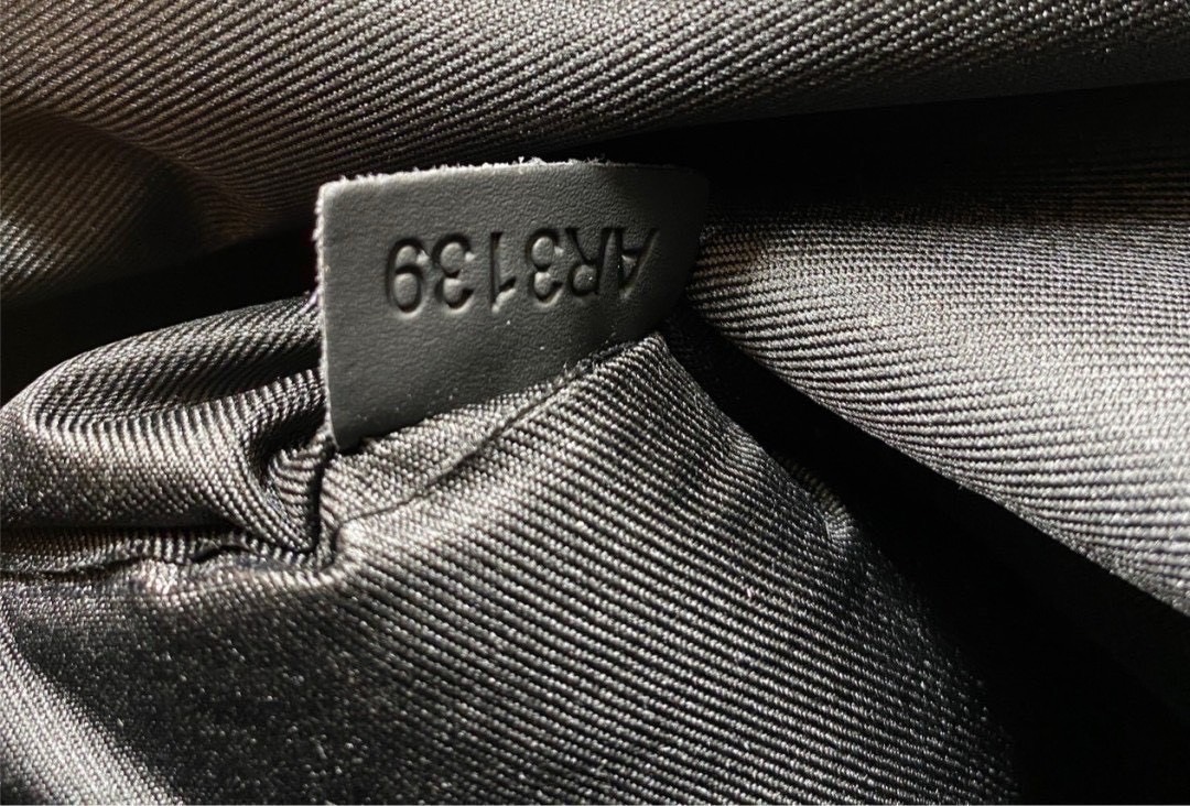 ORI หนังแท้ | LV Fastline Backpack กระเป๋าสะพายหลังรุ่น Fastline โดดเด่นด้วยดีไซน์มุมตัดและรูปทรงเรียบหรูอันเป็นเอกลักษณ์ของคอลเล็คชั่น LV Aerogram สีดำเต็มใบสวยหรูคลาสสิค ประดับเนมแท็ก