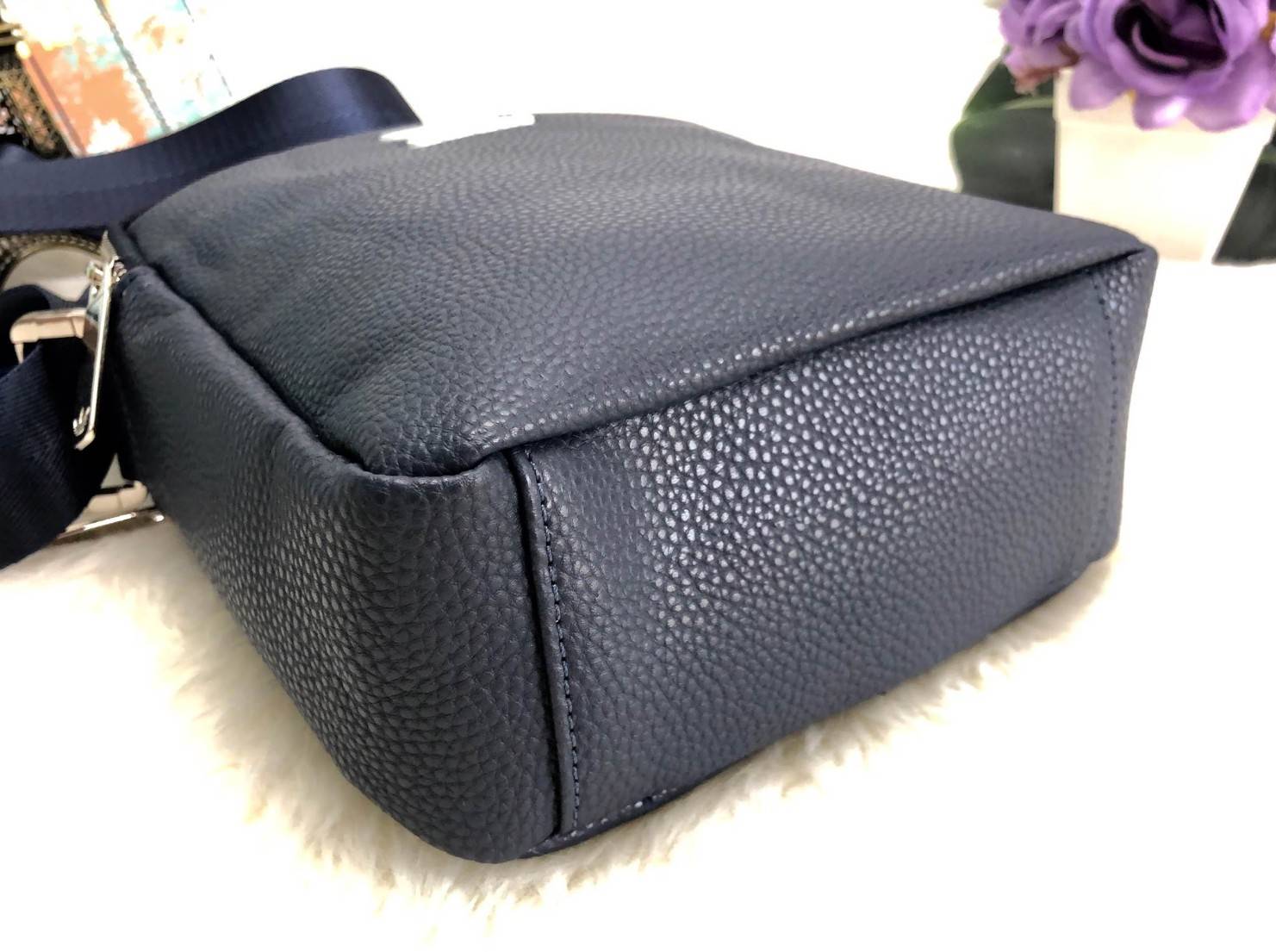 ADIDAS MESSENGER BAG กระเป๋าสะพายข้าง หรือ crossbody วัสดุ pu. น้ำหนักเบา ด้านหน้ามีโลโก้แบรนด์ ตัวกระเป๋า แบ่ง 3 ช่องซิป ช่องซิปหลักกว้าง ใส่ wallet ยาวได้ มาพร้อมสายยาวปรับได้ค่ะ