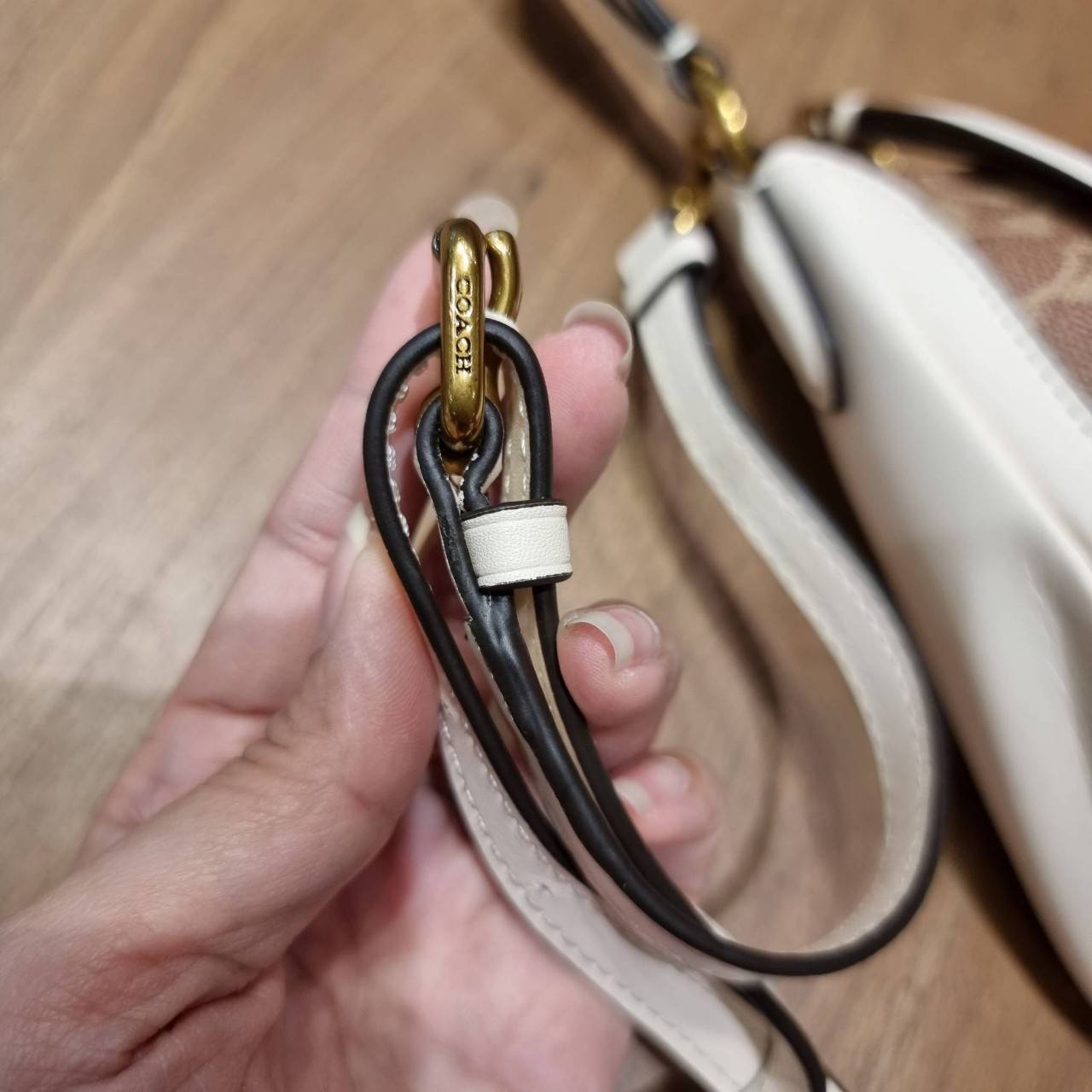 COACH 52577 SUTTON CROSSBODY IN SIGNATURE CANVAS กระเป๋าสะพายไหล่ สวยคลาสสิค สไตล์วินเทจ ใบใหญ่จุใจ วัสดุหนังแคนวาสเคลือบลาย สายคล้องไหล่ในตัว ภายในโล่งกว้าง จุของได้เยอะแน่นๆ มาพร้อมสายสะพาย crossbody ที่จะถอดออก หรือจะสะพายก็เก๋ สวยโดดเด่นแน่นอน พร้อมเส