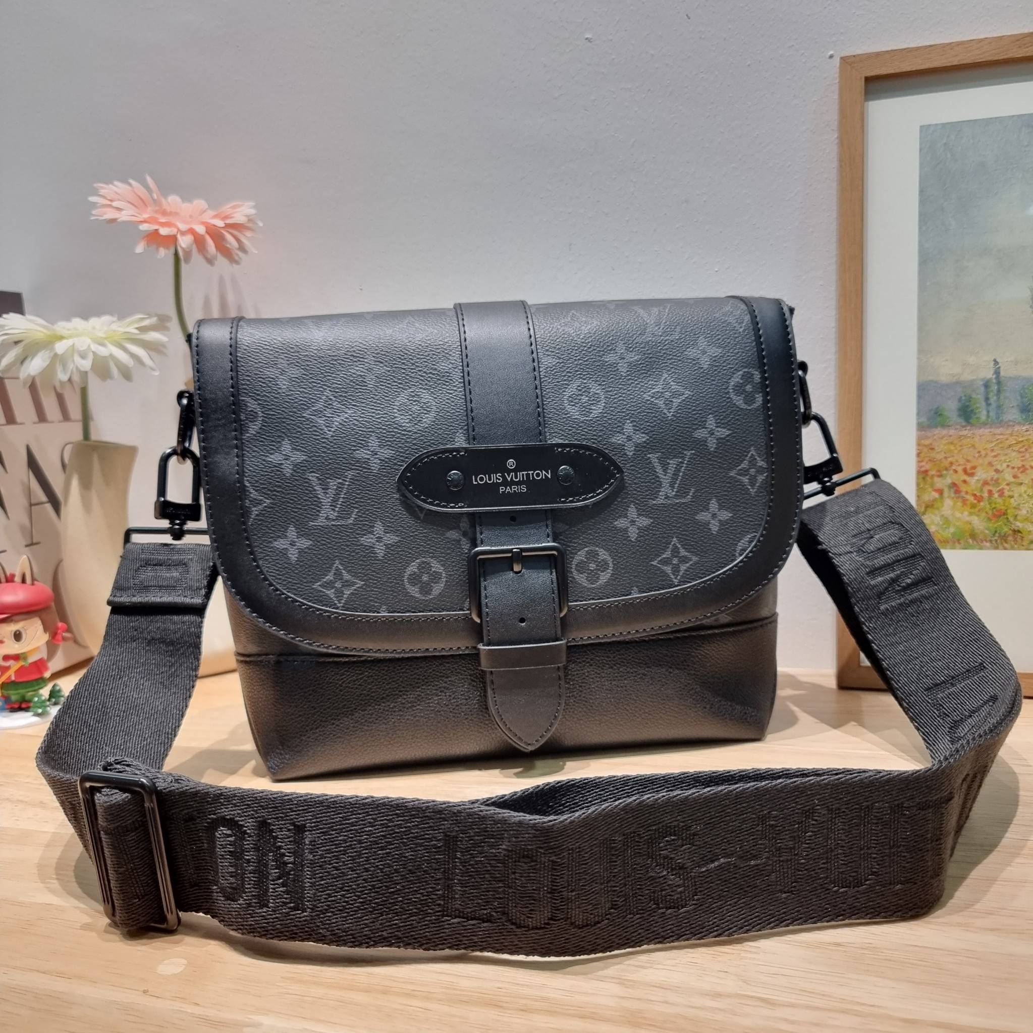 LV SAUMUR MESSENGER Monogram Eclipse Canvas Bag คอลเลคชั่นสุดหล่อ ใหม่ก่อนใคร กับกระเป๋าสะพายทรงแมสเซ็นเจอร์สำหรับหนุ่มๆ ดีไซน์คลาสสิคแฝงดีเทลความหรู