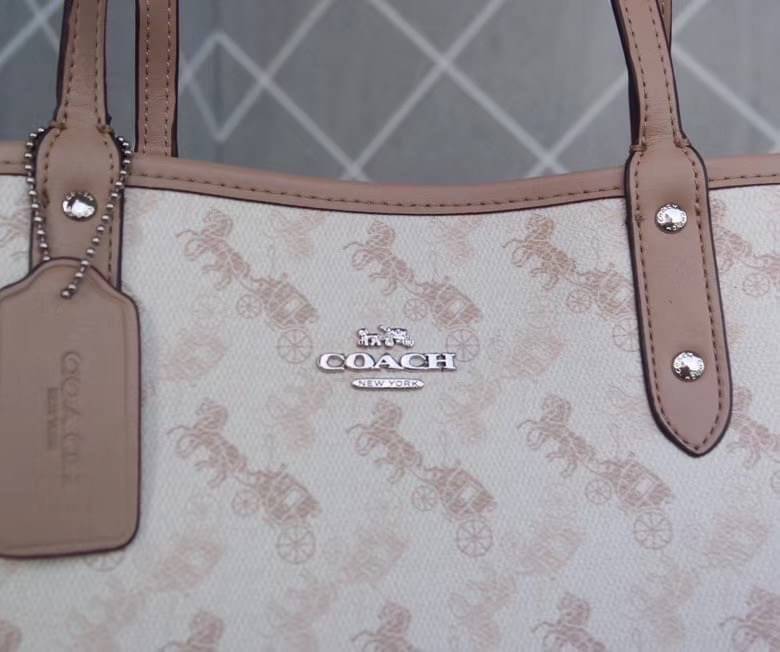 COACH 91107 REVERSIBLE CITY TOTE WITH HORSE AND CARRIAGE PRINT ใช้ได้ 2 ด้าน 🔺ทรง Tote รุ่นแนะนำค่ะ!! วัสดุ pvc อย่างดี นิ่มยวบตัวสวย ลายรถม้าทั้งใบค่ะ (ในไทยหายากค่ะลายนี้) 📌สามารถใช้ได้ทั้งด้านในและด้านนอกนะคะ สวยทั้ง2ด้านเลยทีเดียว เป็น