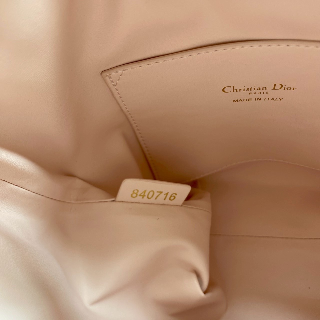 ORI หนังแท้ | Small Dior Caro bucket bag กระเป๋าทรงบักเก็ต รุ่นใหม่ประจำ Fall 2025 โดดเด่นด้วยดีไซน์ที่ทันสมัยและสง่างาม ได้รับการรังสรรค์ขึ้นจากหนังแกะสีดำเดินด้ายลาย Macrocannage พร้อมกับช่องเก็บของขนาดใหญ่แบบเชือกรูดปิด