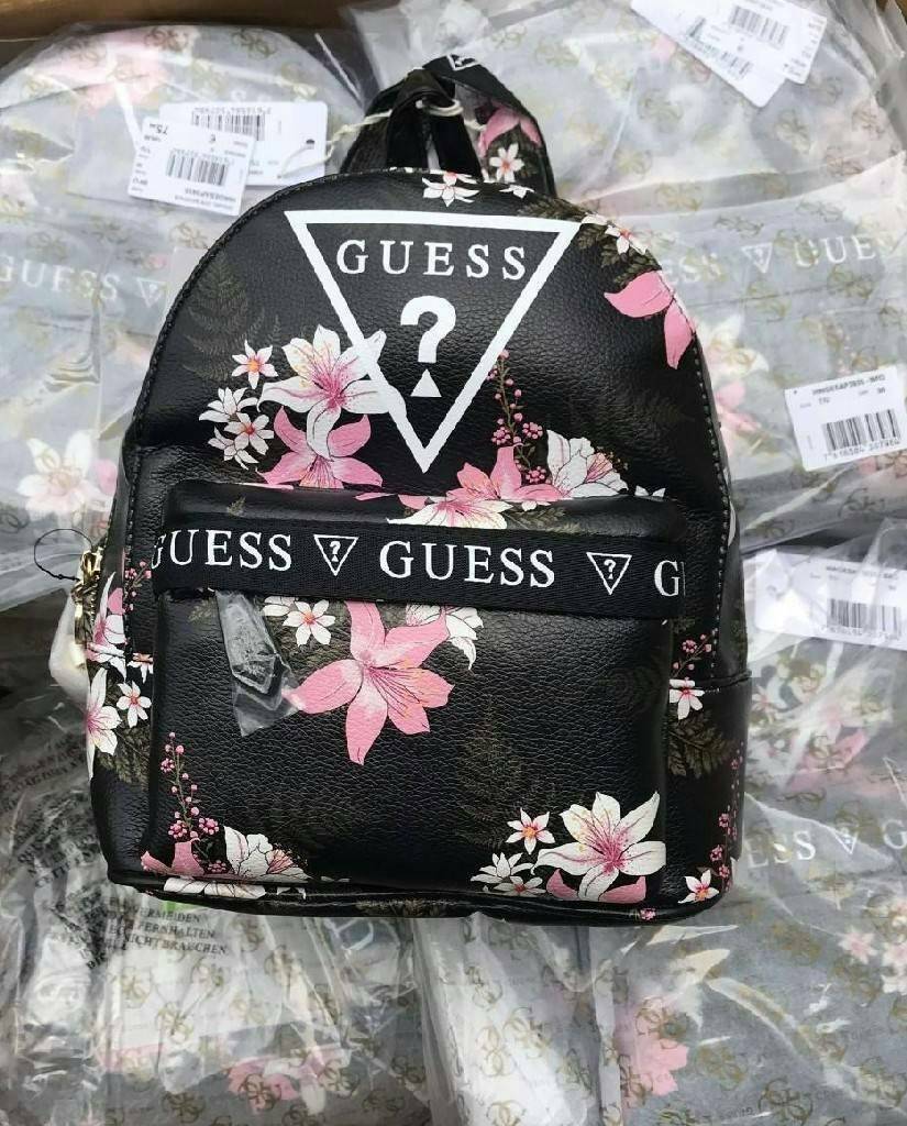 Gesabel Convertible Gym Backpack กระเป๋าสะพายมัลติฟังชั่นเก๋ๆ ขนาดกำลังดี สามารถสะพายหลัง สะพายข้างหรือ crossbody ก็ได้นะคะ ดูดีมากๆค่า ด้านหน้าปั๊มแบรนด์สามเหลี่ยม เปิดปิดด้วยซิป มีช่องซิปซ่อนด้านหน้า 1 ช่อง ด้านใน 1 ช่อง ภายในโล่งกว้าง สามารถจุของได้เยอ