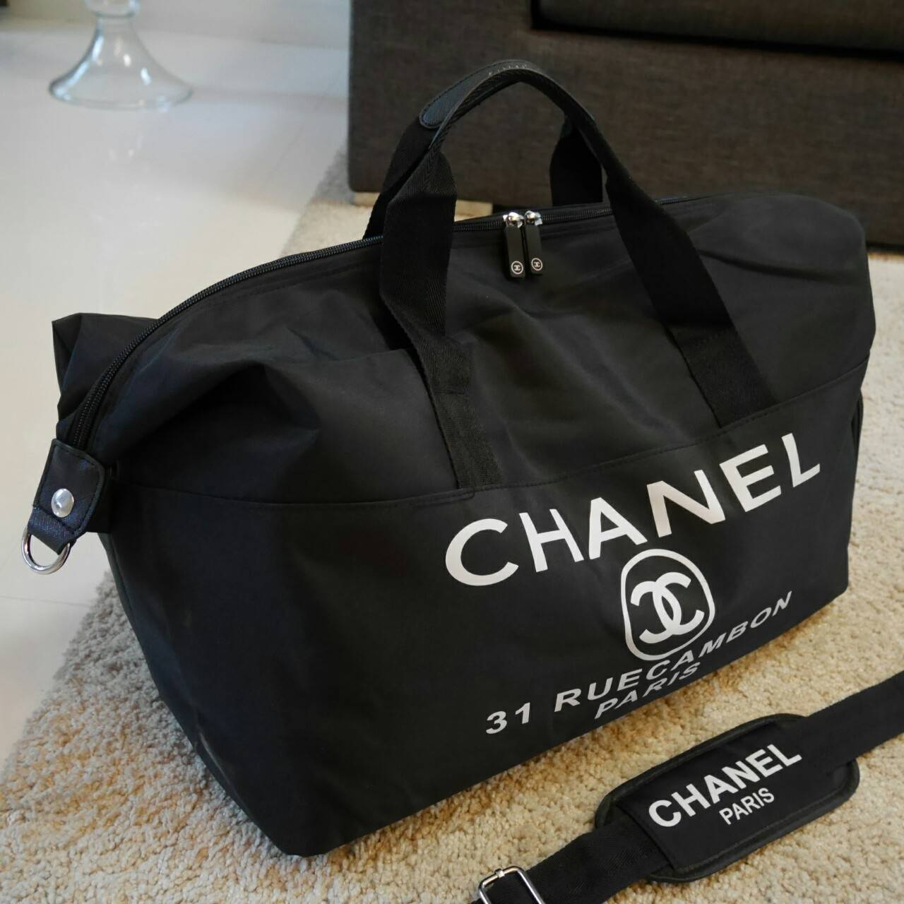 Must Have Now!!! กับ ไอเท็มที่ต้องมีติดตู้!! Chanel VIP Extra Large Tote/Duffle Bag กระเป๋าเดินทางแบบถือ ทรงยอดฮิต กันน้ำได้เต็มใบ 100% ด้านหน้าสกรีนโลโก้แบรนด์ เปิดปิดด้วยซิป ด้านในส่ของได้จุใจ มีช่องใส่ของเป็นสัดส่วน แถมมีช่องพิเศษใส่รองเท้าได้อีกด้วยคะ