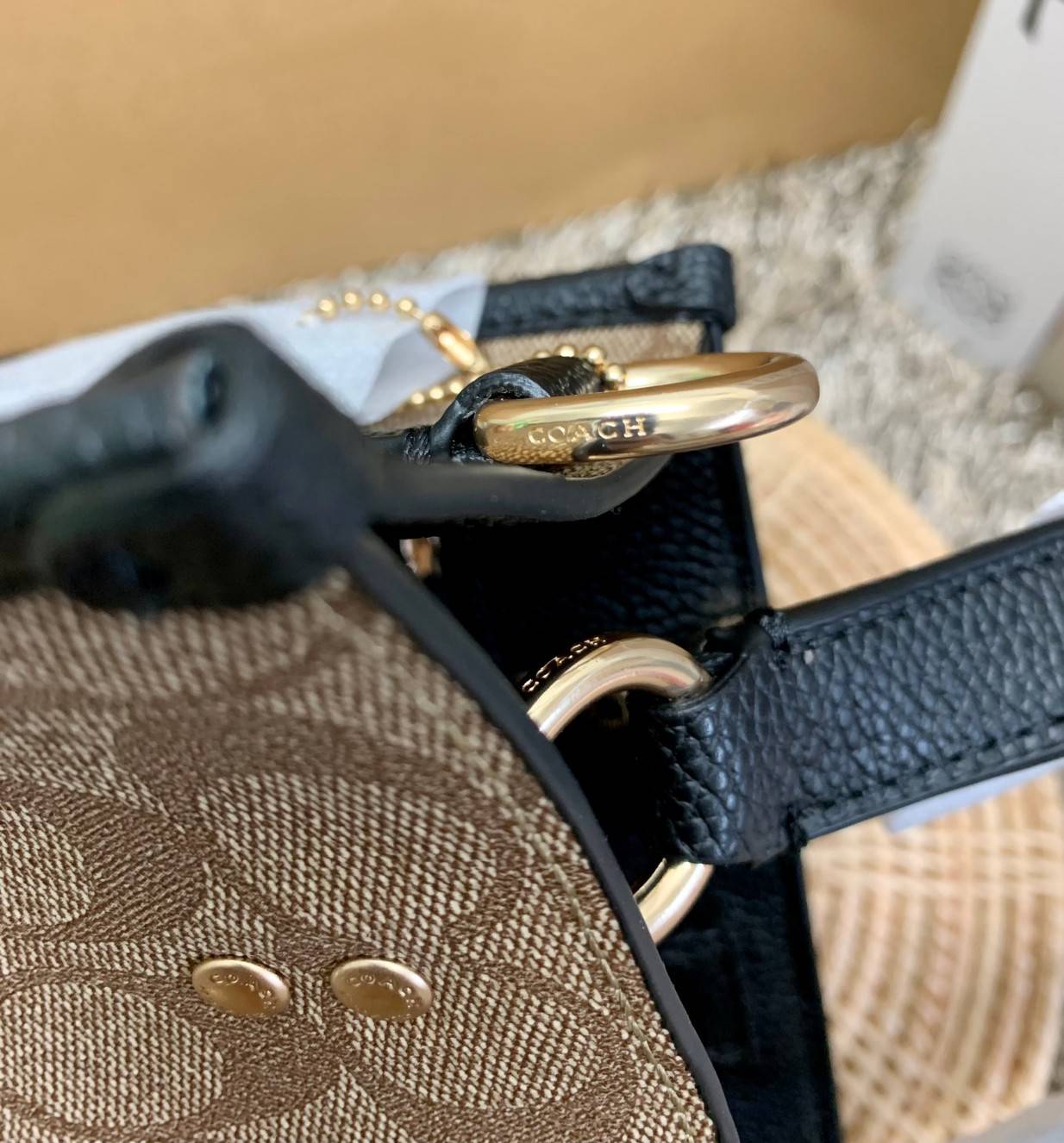 น่าใช้มากๆ สวยเกินราคาไปเลยจร้าา😘 COACH FIELD TOTE 22 SMALL BAG ((C5122)) พร้อมส่งความสวยที่ไทยค่ะ! กระเป๋าหิ้วหรือสะพายข้างได้ หนังแท้นิ่ม ใบจริงสวยมากๆเลยค่ะ ปากกระเป๋าแบบกระดุมแม่เหล็ก ภายในกว้างใส่ของจำเป็นของสาวๆได้เยอะเลย มีช่องซิปและช่องเล็