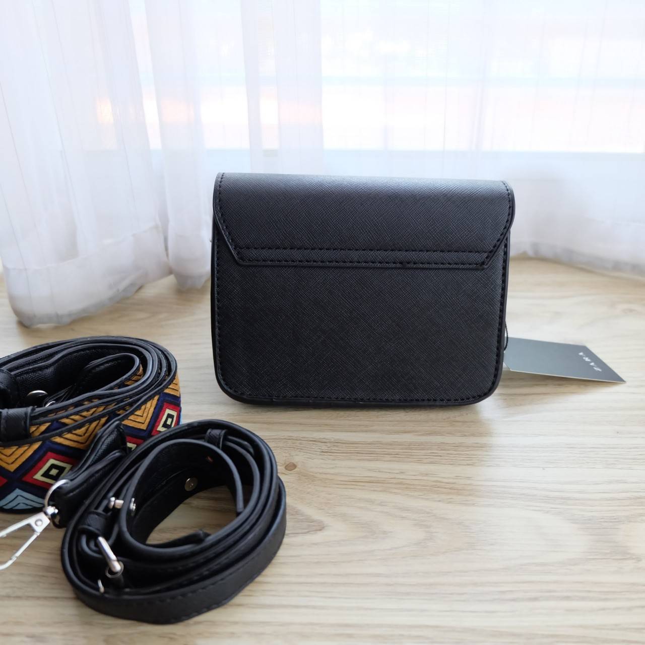 Zara Inditex Crossbody with 2 Straps Best seller กระเป๋าสะพาย วัสดุหนังลาย Saffiano ใบมินิ น่ารัก เปิด - ปิดด้วยตัวกดล็อค ภายในโล่ง มีช่องใส่ของ 1 ช่อง มาพร้อมสายสะพาย 2 แบบ สายสะพายหนัง Saffiano, สายเส้นใหญ่ แบบมีลาย ถอด ปรับได้ค่ะ