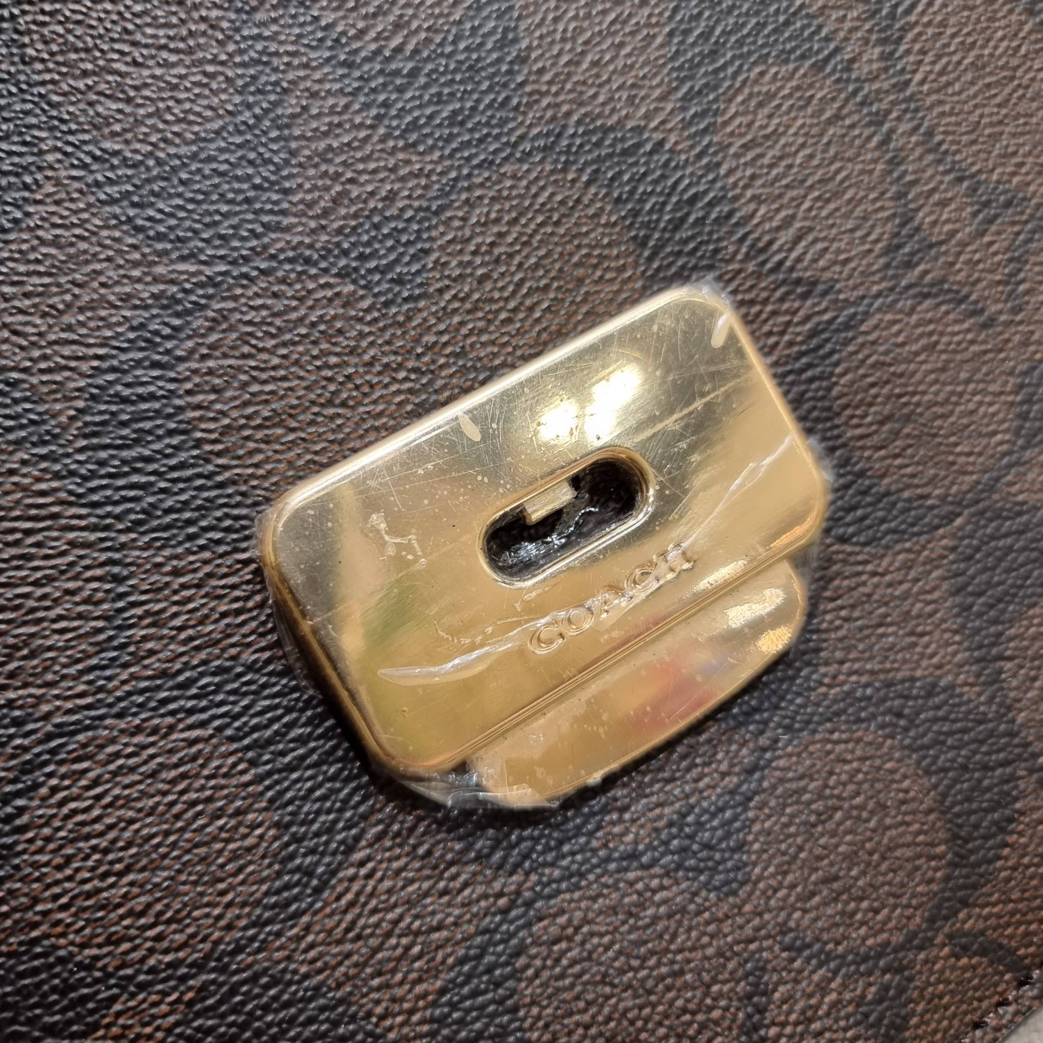 COACH C5633 BRYNN FLAP CROSSBODY IN SIGNATURE CANVAS แซ่บที่สุด ใหม่ที่สุด!! คอลเลคชั่นใหม่!! มองยังไงก็หลงรักละสายตาไม่ไหว กระเป๋าสะพายข้างลุคไฮน์ ที่ดีไซน์ออกมาได้ปัง และดูแพงมากๆ ด้วยดีเทลคลาสสิค รูปทรงใช้งานง่าย เรียบๆแต่มีดีเทล วัสดุหนังแคนวาสสลับหนั