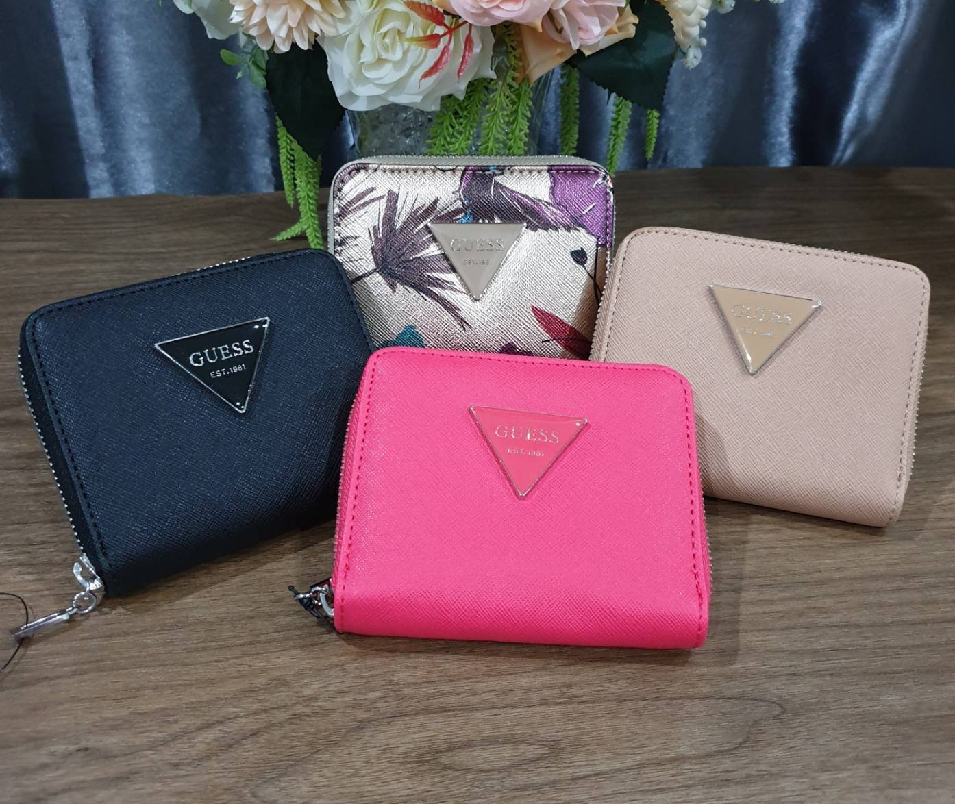 พร้อมส่งรุ่นหายาก! GUESS FACTORY WOMEN'S ZIP AROUND SHORT WALLET กระเป๋าสตางค์สั้นพับ2ตอนซิปรอบหนัง Saffiano ด้านหน้าประดับโลโก้แบรนด์สวยหรู ภายในมีช่องใส่ธนบัตร ใส่แบงก์พัน ช่องใส่เหรียญ และช่องใส่บัตรหลายช่อง ตัวจริงสวยน่าใช้ ภาพถ่ายจากสินค้าจริงค่