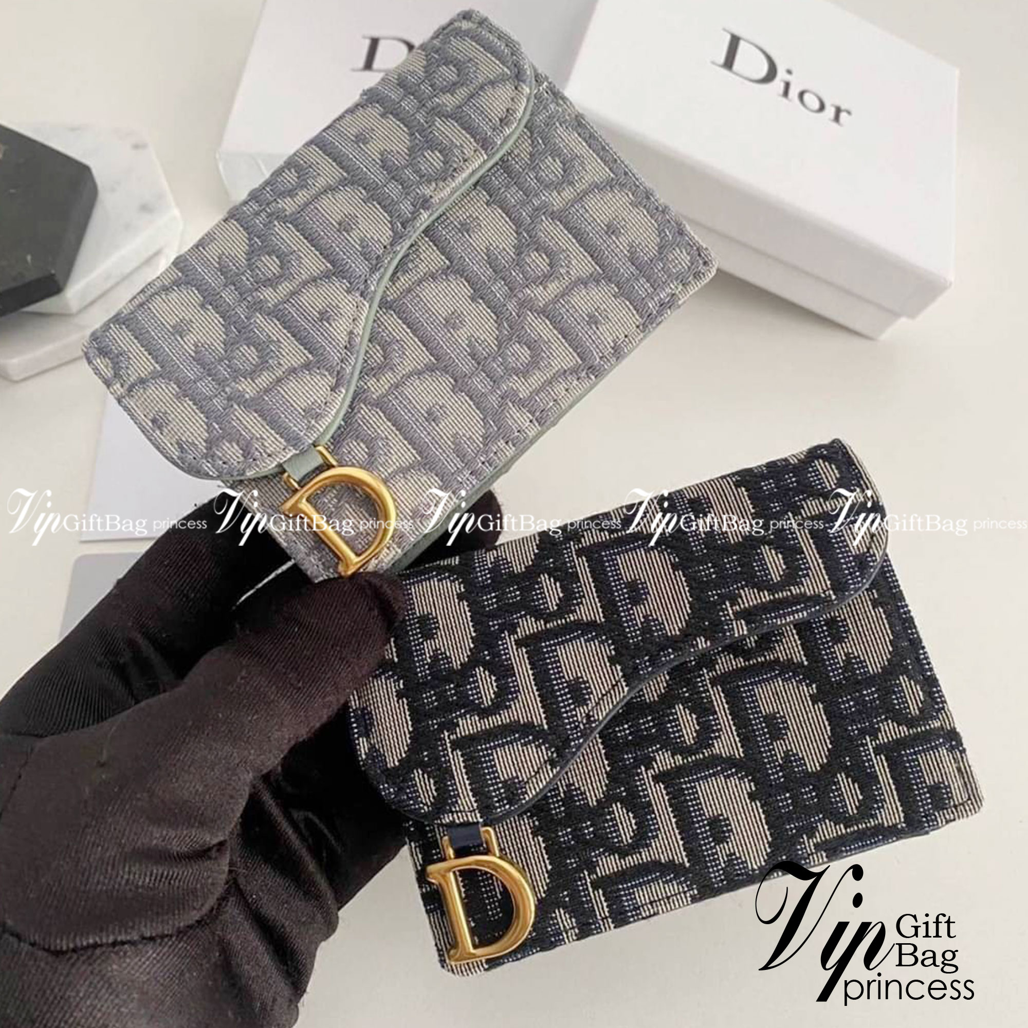 DIOR Wallet / DIOR SADDLE FLAP CARD HOLDER กระเป๋าใส่เหรียญใส่การ์ดงานหนังแท้และผ้าแจ็คการ์ด อะไหล่ทอง มาพร้อม กล่อง ถุงผ้า ถุงกระดาษ พร้อมส่งที่ไทย ภาพสินค้าถ่ายจากงานขายจริง ใช้งานต่างประเทศได้